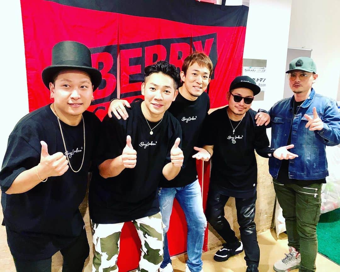 SPICY CHOCOLATEのインスタグラム：「✴︎ FUNKY GOOD CHOCOLATE  ベリーグッドマンへの道ツアー2019 〜武者修行編〜 良いライブを観させてもらったおかげで #GOODVIBES に成りました‼️ . 通りすがりのステキな女性に 目線を奪われてるのは 誰でしょう⁉️ . #RESPECT #BERRYGOODMAN #ファンキー加藤 #FUNKYMONKEYBABYS  #SPICYCHOCOLATE」