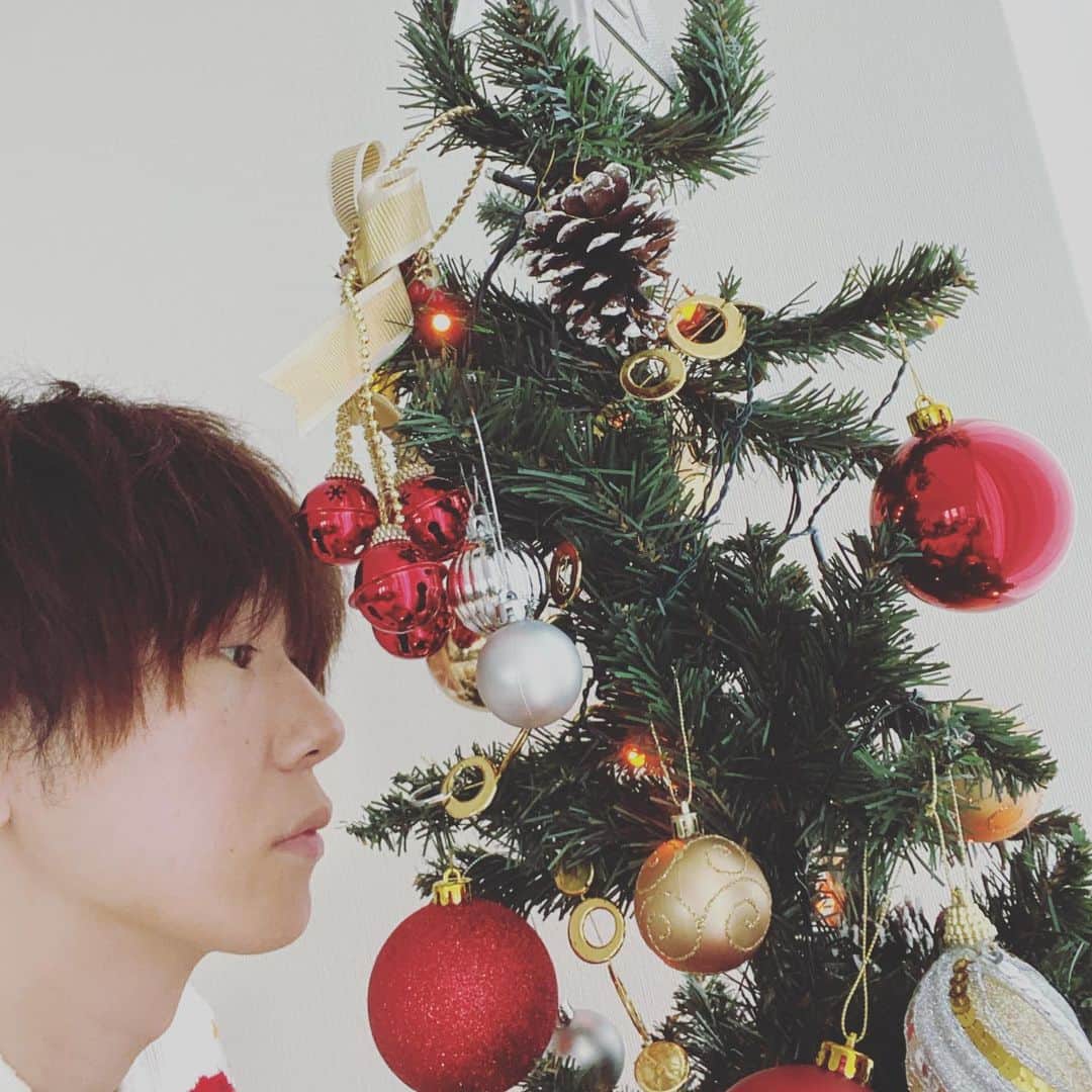 古市憲寿さんのインスタグラム写真 - (古市憲寿Instagram)「クリスマスツリーの飾り付けをしながら、ツリーごと新しくしようか悩んでるの写真。　#christmas2019」11月27日 12時09分 - poe1985