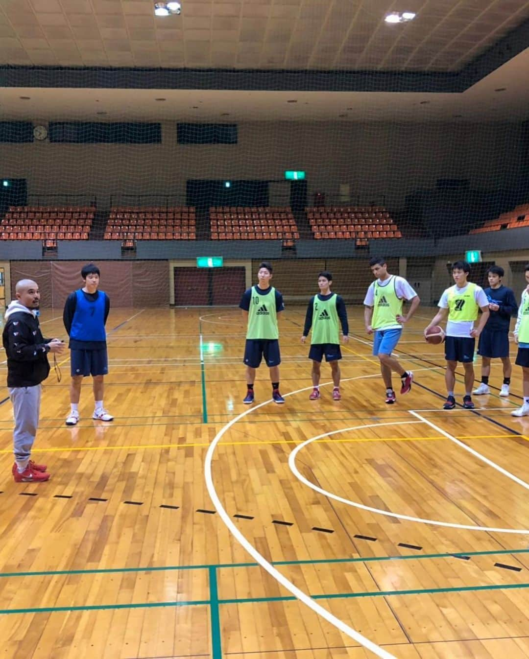 青木康平さんのインスタグラム写真 - (青木康平Instagram)「昨日は共立大学にスキルトレーニングを行なってきました！  毎回、川面さんにお題を頂いていますが、いつも頂いたお題をしっかりクリア出来る様に頑張る事を楽しんでいます！  インカレ前の大事な時期に呼んでもらったので、沢山メニューをやりましたし、僕の現役時代のフリースローや、努力の話をさせてもらいました。少しでも彼らの次に繋がるきっかけになれば嬉しいです！  今回は川面さんも一緒練習していましたが、めちゃくちゃ動けてました💦💦💦 本当にリスペクト🙇🙇🙇 共立のみんな、インカレ頑張って下さい！！ #watchandc#watchandcacademy#スキルトレーニング#九州共立大学#川面さん#川面さんも一緒に練習しました！#インカレ」11月27日 12時11分 - cohey11