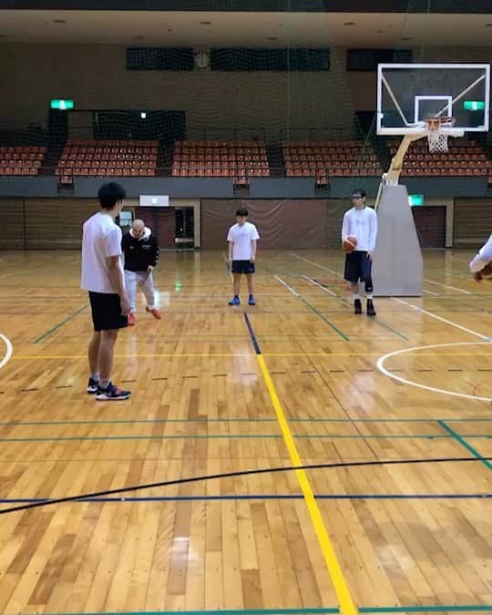 青木康平のインスタグラム：「昨日は共立大学にスキルトレーニングを行なってきました！  毎回、川面さんにお題を頂いていますが、いつも頂いたお題をしっかりクリア出来る様に頑張る事を楽しんでいます！  インカレ前の大事な時期に呼んでもらったので、沢山メニューをやりましたし、僕の現役時代のフリースローや、努力の話をさせてもらいました。少しでも彼らの次に繋がるきっかけになれば嬉しいです！  今回は川面さんも一緒練習していましたが、めちゃくちゃ動けてました💦💦💦 本当にリスペクト🙇🙇🙇 共立のみんな、インカレ頑張って下さい！！ #watchandc#watchandcacademy#スキルトレーニング#九州共立大学#川面さん#川面さんも一緒に練習しました！#インカレ」