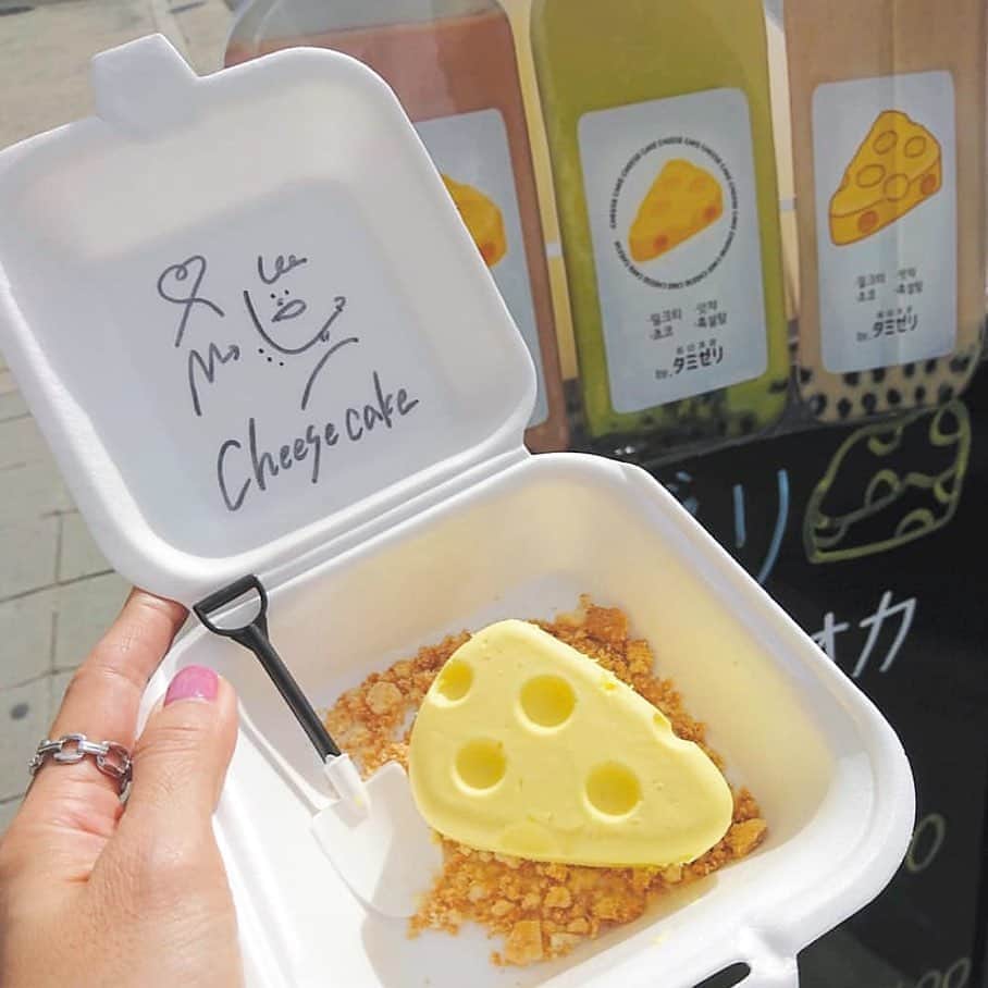 ローリエプレス編集部さんのインスタグラム写真 - (ローリエプレス編集部Instagram)「大阪にある#タミゼリ では、他とちょっと違うチーズケーキが楽しめるみたい！﻿ ﻿ チーズケーキもスコップも手書きのイラストもとってもキュートで癒されることまちがいなし♡﻿ タピオカドリンクもボトルに入ってておしゃれ！﻿ ﻿ ﻿ ﻿ Thank you♡﻿ @tones_koto ﻿ @ldh_manami_0914 ﻿ @happy_life_nao ﻿ @popochan1220 ﻿ ﻿ ﻿ #laurierpress_大阪カフェ ﻿ ﻿ ﻿ ﻿ ﻿ ﻿ ﻿ ﻿ ﻿ ﻿ ﻿ ﻿ #ローリエプレス #チーズケーキ #大阪カフェ #ボトルドリンク #韓国カフェ﻿」11月27日 12時11分 - laurier_press