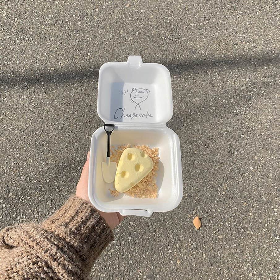 ローリエプレス編集部さんのインスタグラム写真 - (ローリエプレス編集部Instagram)「大阪にある#タミゼリ では、他とちょっと違うチーズケーキが楽しめるみたい！﻿ ﻿ チーズケーキもスコップも手書きのイラストもとってもキュートで癒されることまちがいなし♡﻿ タピオカドリンクもボトルに入ってておしゃれ！﻿ ﻿ ﻿ ﻿ Thank you♡﻿ @tones_koto ﻿ @ldh_manami_0914 ﻿ @happy_life_nao ﻿ @popochan1220 ﻿ ﻿ ﻿ #laurierpress_大阪カフェ ﻿ ﻿ ﻿ ﻿ ﻿ ﻿ ﻿ ﻿ ﻿ ﻿ ﻿ ﻿ #ローリエプレス #チーズケーキ #大阪カフェ #ボトルドリンク #韓国カフェ﻿」11月27日 12時11分 - laurier_press