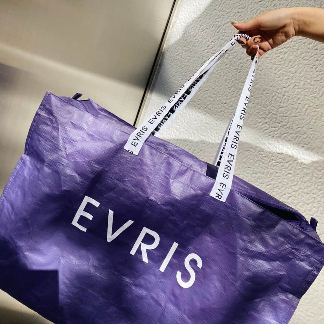 EVRISさんのインスタグラム写真 - (EVRISInstagram)「⠀ 【EVRIS 2020 HAPPY BAG】⠀ ⠀⠀ 明日、11月28日(木)〜 RUNWAY channelにて福袋の予約がSTART‼️ 中には福袋オリジナルのアイテムも!📣 ⠀ ⠀ ⠀ ⠀ ※ZOZOTOWNは11月29日(金)〜START✔︎ ⠀  詳細は商品タグをタップ🏷⠀ __________________________________________⠀ ⠀ 🔻公式通販サイトRUNWAY channelは  @evris_official TOPのURLからチェック✔︎⠀ ⠀ #EVRIS  #evris20ss #happybag  #newin #fashion #RUNWAYchannel  #newarrival #trend  #design #wearing #wearingtoday」11月27日 12時16分 - evris_official