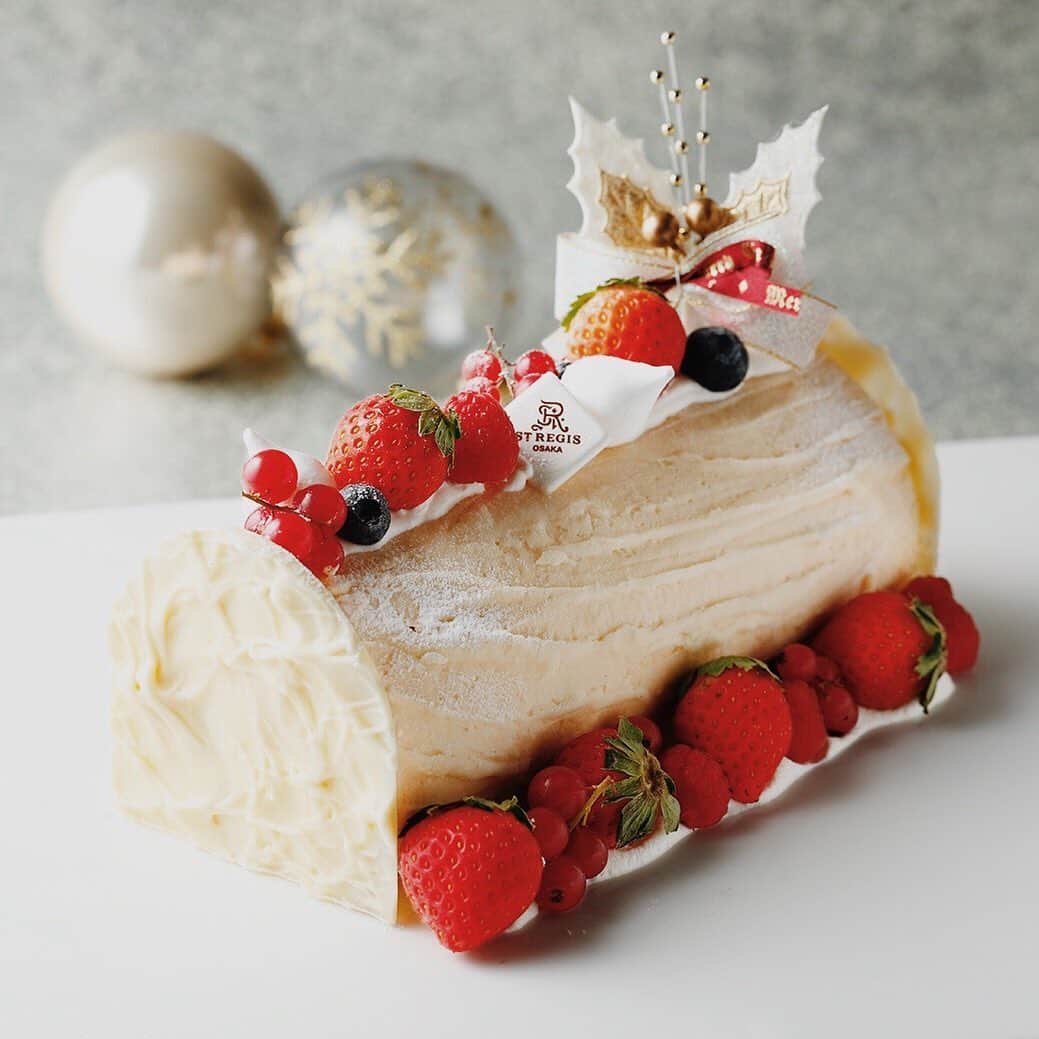 The St. Regis Osakaさんのインスタグラム写真 - (The St. Regis OsakaInstagram)「. クリスマスの定番を、 今年は真っ白なスノー・ホワイト仕立てで。  ベリーのピンククリームを ふんわり生地でロールして ホワイトチョコガナッシュで コーティングしました。  赤いベリーのアクセントが可愛い 白い雪をかぶった丸太ケーキは いかがですか？  ブッシュ ド ノエル ブラン（18cm）¥5,000  ㅤㅤㅤㅤㅤㅤㅤㅤㅤㅤㅤㅤㅤ  Bûche de Noël Cake (Yule Log Cake)  A classic christmas cake  with a pure snow like coating,  bright colored berries  and chocolate ganache to top off this magical christmas dessert.  ㅤㅤㅤㅤㅤㅤㅤㅤㅤㅤㅤㅤㅤㅤㅤㅤㅤㅤㅤㅤㅤ ㅤㅤㅤㅤㅤㅤㅤㅤㅤㅤㅤㅤㅤㅤㅤㅤㅤㅤㅤㅤㅤㅤㅤㅤㅤㅤㅤㅤㅤㅤㅤㅤㅤㅤㅤㅤㅤㅤㅤㅤㅤㅤㅤㅤㅤㅤㅤㅤㅤㅤㅤㅤㅤㅤㅤ #StRegis #LiveExquisite #MarriottBonvoy #stregisosaka #luxuryhotel #visitjapan #japantravel #osakahotel #stregishotels #japanhotels #buchedenoel #yulelog #christmascake #christmasdessert #christmasfood #christmasiscoming #cakedecorating」11月27日 12時20分 - stregisosaka
