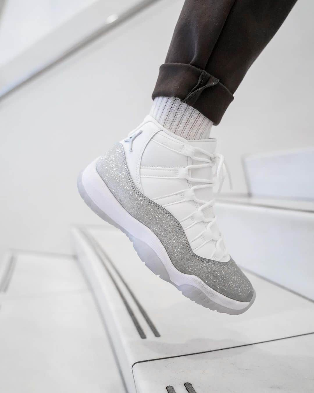 Foot Lockerさんのインスタグラム写真 - (Foot LockerInstagram)「Glitz + Glamour. Women's + Crib #Jordan Retro 11 'Metallic Silver' #NoMatterWhat #WeekOfGreatness Launching 11/30, In-Store and Online」11月27日 12時24分 - footlocker