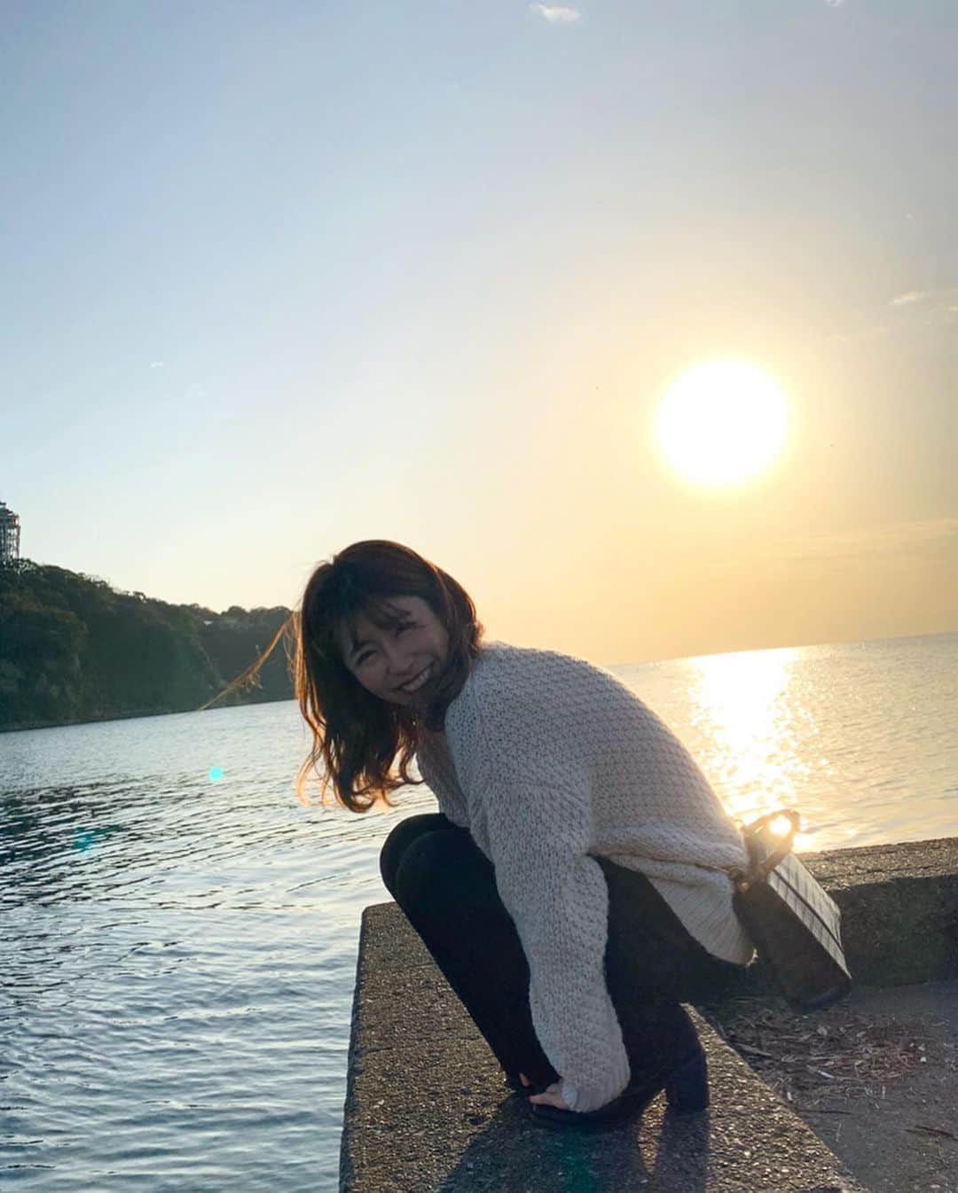 渡辺楓のインスタグラム：「先日お友達と...☺︎❤︎ 海も空もとっても綺麗でした😌💐 #江ノ島 #鎌倉 #空 #海 #夕日 #散歩 #STARMARIE #スタマリ」