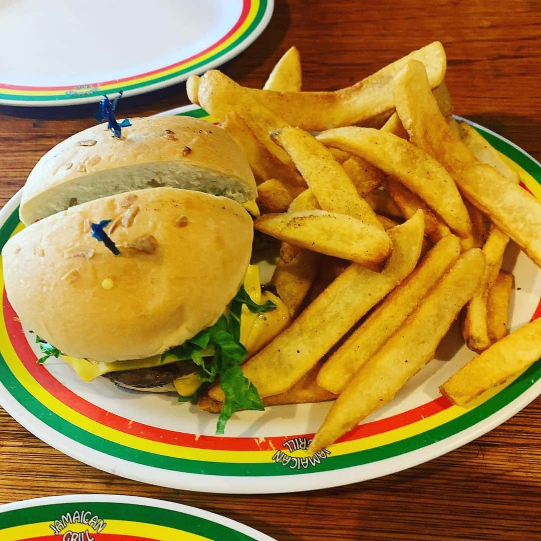 SATOKOさんのインスタグラム写真 - (SATOKOInstagram)「#hamburger #jamaican #spareribs #shake #instaguam」11月27日 12時31分 - fc_satoko
