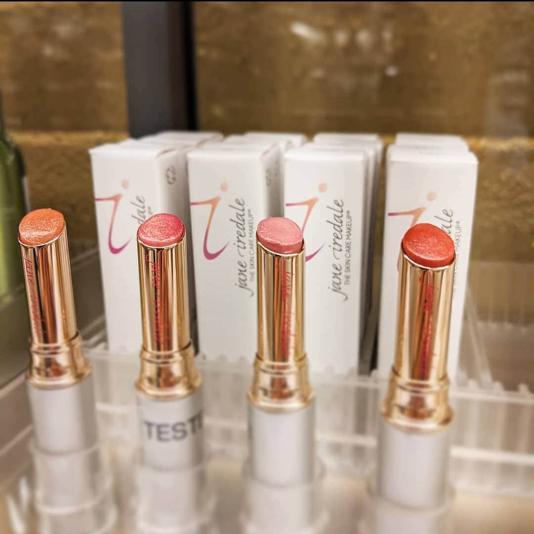 ジェーン・アイルデールのインスタグラム：「﻿ 伊勢丹新宿店おすすめアイテム💄◎﻿ ﻿ ﻿ ジェーン・アイルデールは、リップアイテムだけでも豊富にシリーズが展開されています。﻿ ﻿ その中でも、他ブランドには無いちょっと珍しいアイテムをご紹介します。﻿ ﻿ ﻿ ﻿ ▼リッププランパー﻿ ﻿ ￥4,000+tax﻿ ﻿ ﻿ 写真 左から順に、﻿ ﻿ ・Sydney(シドニー)･･･ゴールド系のクリアカラー﻿ ﻿ ・L.A (エルエー)･･･深みのあるクリアピンク﻿ ﻿ ・Milan (ミラノ) ･･･桜色のようなピンク﻿ ﻿ ・Tokyo (トウキョー)･･･朱赤のようで透明感のあるカラー﻿ ﻿ ﻿ こちらは、天然由来のペプチドとジンジャー(生姜)によって唇をふっくらと魅せてくれるリップアイテムです。﻿ ﻿ ﻿ ✔唇の皮むけが気になる﻿ ﻿ ✔縦ジワのせいでリップメイクが楽しめない﻿ ﻿ ﻿ …という方には、まずお試し頂きたいです！﻿ ﻿ 使い続けるだけでも徐々にお悩みが改善されたというお声をいただいております。﻿ ﻿ 発色はとてもナチュラルで、唇本来の血色感を引き出してくれます♪﻿ ﻿ カラーの名前が世界中の都市名なので、フィーリングで選んでいただくのもおすすめです＊﻿ ﻿ ﻿ 気になった方は ぜひ、店頭でお試しください🌼*﻿ ﻿ ﻿ ﻿ ジェーン・アイルデール　伊勢丹新宿店﻿ 新宿区新宿3-14-1﻿ 伊勢丹新宿店　本館地下2階　﻿ ビューティアポセカリー﻿ 直通電話03（3352）1111　大代表﻿ 営業時間：10時～20」