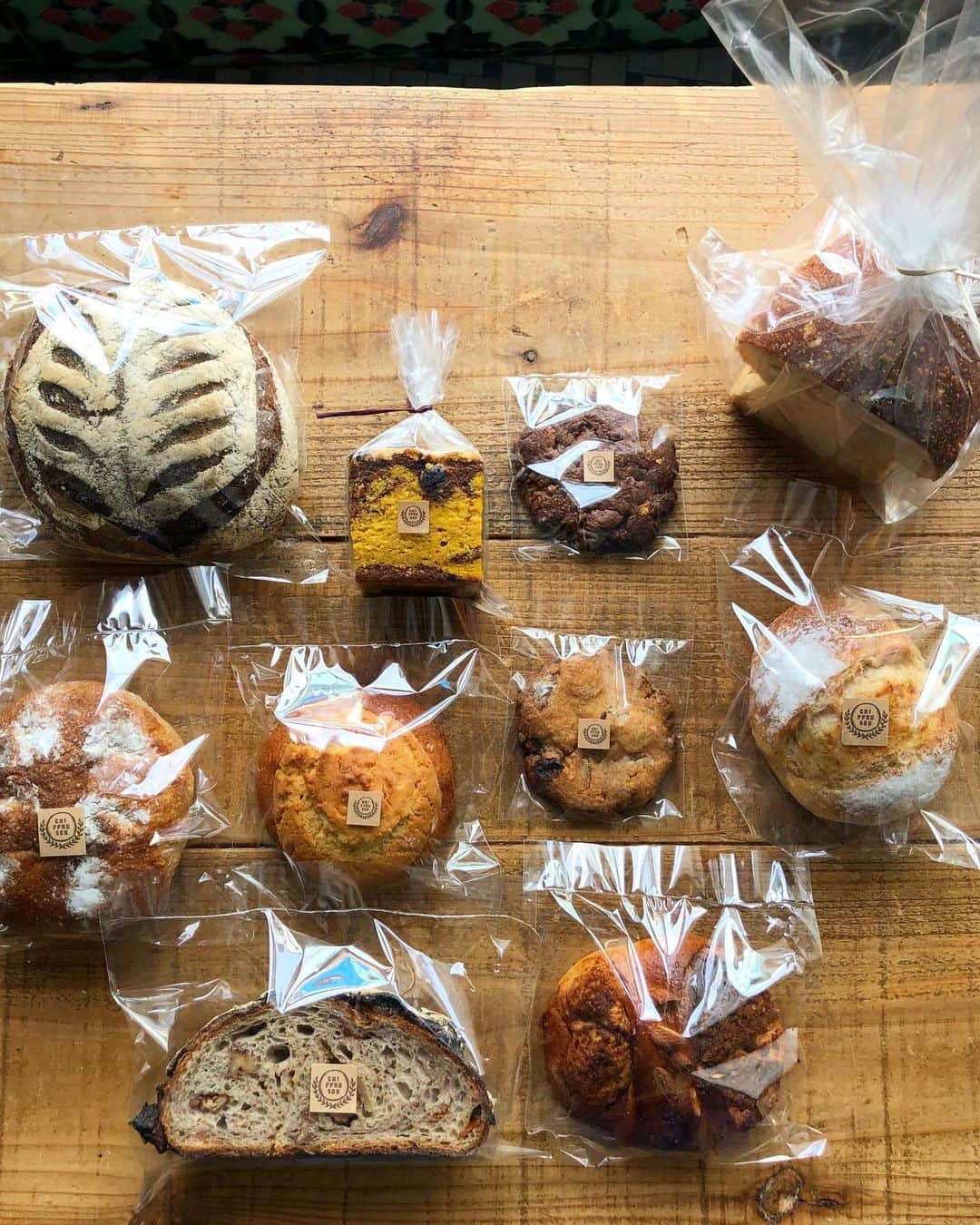 CHIPPRUSONのインスタグラム：「新作のお菓子、3点が入った「お菓子パンセット」。ご購入いただいた皆さま、どうもありがとうございました♩ ・ ・ かぼちゃとココアのマーブルケーキ、天土ORGANICAの雪化粧かぼちゃをオーブン焼きしてから裏ごし、イタリア産栗パウダーを隠し味に加えたココアの生地とマーブル状に… トッピングしたブルーベリーの酸味がいいアクセントになりました。 ・ ・ 有機ホワイトチョコ、有機クランベリー、ピスタチオのクッキーは、一枚でいろんな味が楽しめます。チョコクッキーは、有機メープルシュガー、きび砂糖、滋賀県産無農薬栽培全粒粉、栗パウダーなどを随所に使って、有機ココアと2種類のチョコレートが引き立つように考えてみました☺️ ・ ・ 久しぶりに作るお菓子、とても楽しいです🎵今回ご購入いただけなかった皆さまも、また次回の通販をお楽しみになさっていてくださいね🙌✨」