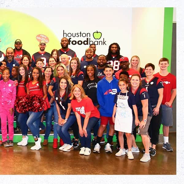 ヒューストン・テキサンズさんのインスタグラム写真 - (ヒューストン・テキサンズInstagram)「In the spirit of Thanksgiving, the #Texans sorted more than 4,900 meals at the @houstonfoodbank and visited veterans spending the holiday in the VA hospital. #TexansCare」11月27日 12時36分 - houstontexans