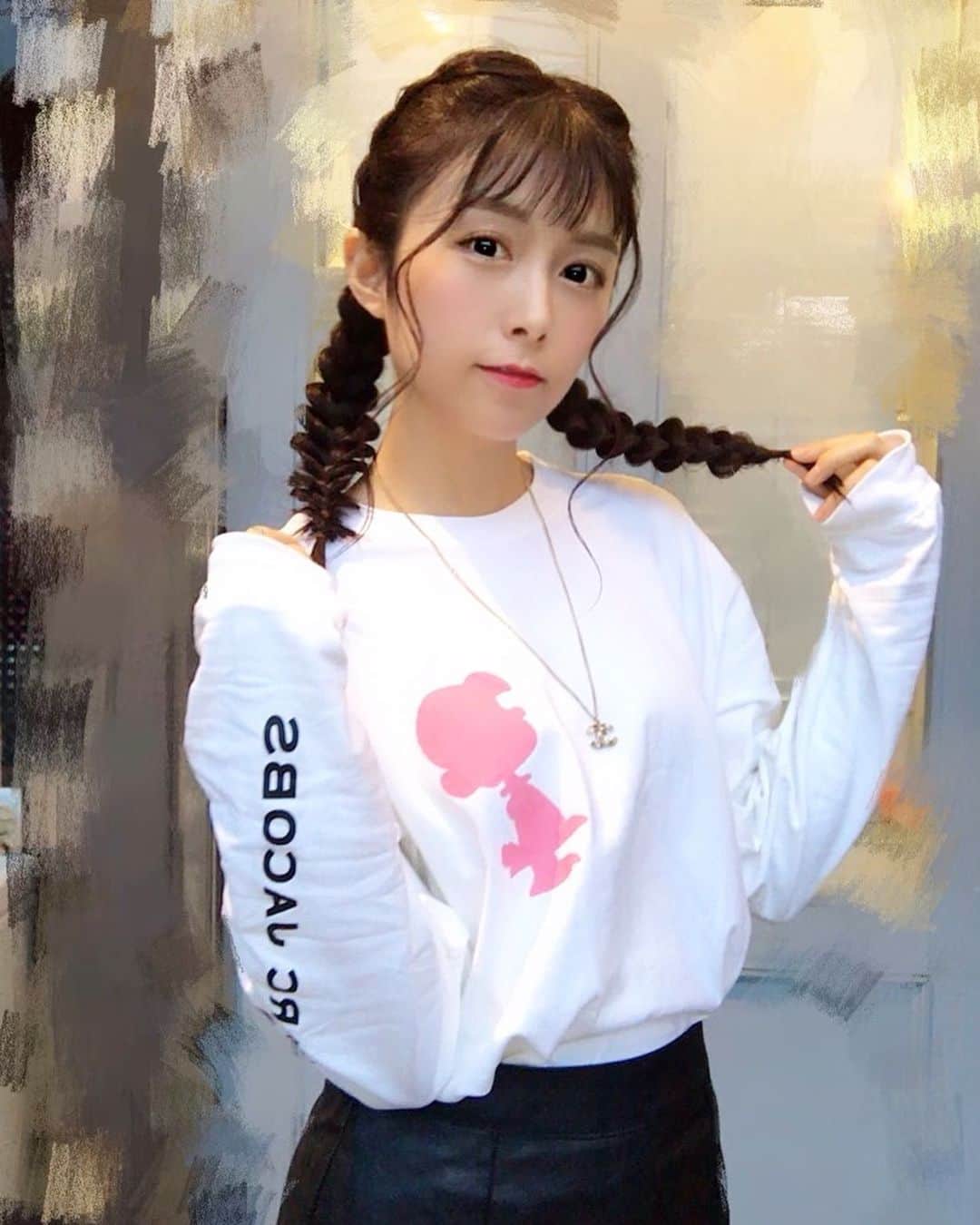 麻衣愛のインスタグラム：「ほぼ黒🖤 すぐ心変わりするからまたすぐ明るくするかもしれないけど今は黒の気分☺️ . #髪色 #暗め #haircolor #hairstyle #hairarrange #newcolor #newstyle #newhair #編み込みアレンジ  #編み込み . 2枚目にチラッと見える網タイツ昔衣装で履いてたやつ。物持ちいい。」