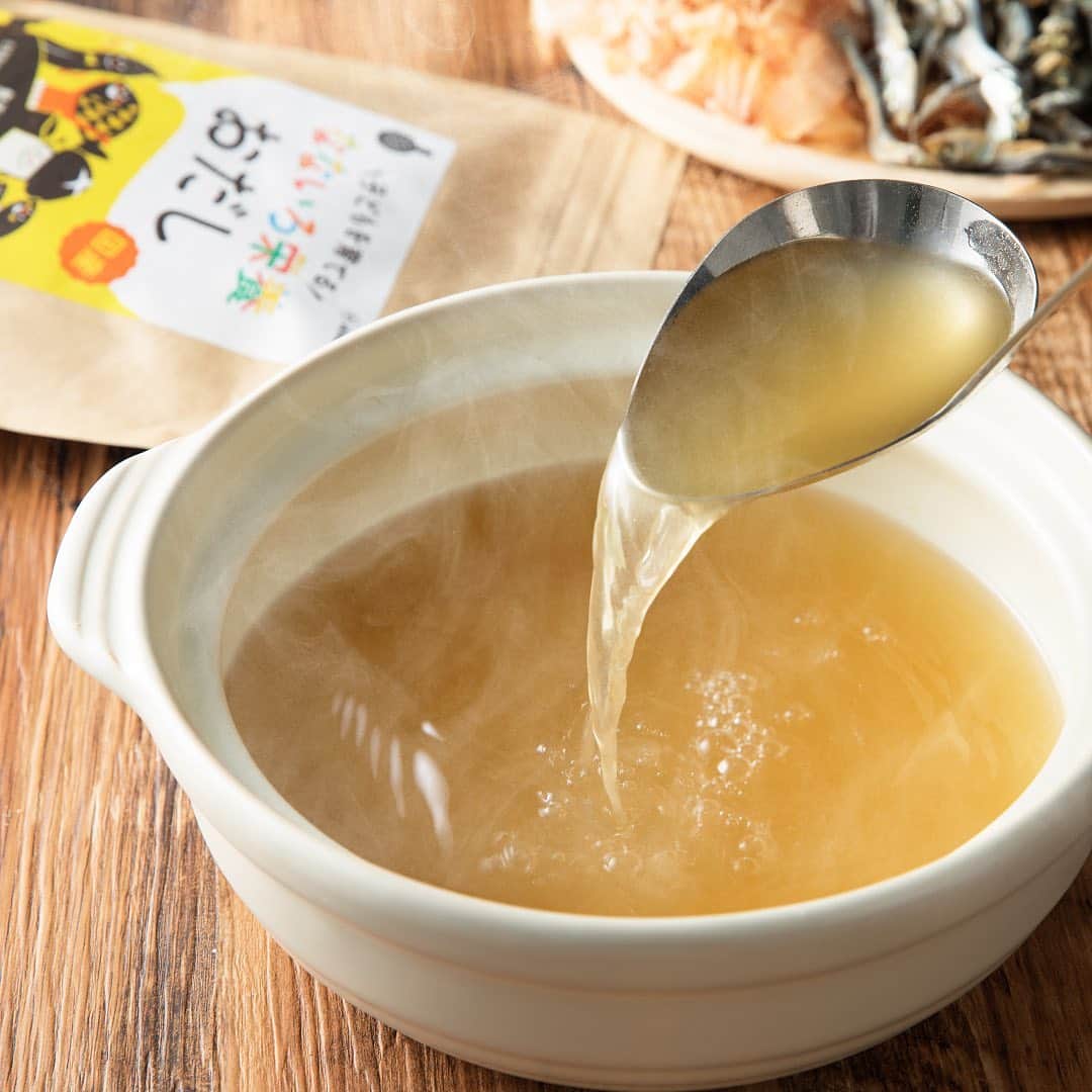 ドクターズナチュラルレシピのインスタグラム：「画像をタップすると商品が購入できます☝🍃⁣⁣⁣⁣⁣⁣⁣ ーーーーーーーーーーーー⁣⁣⁣⁣⁣⁣⁣ .⁣ ＊食事で子どものミライをつくる⁣⁣⁣ 【 #なないろ栄養おだし 】⁣⁣⁣ ⁣ 寒い季節は栄養たっぷりの"お出汁"で作る⁣ 「 #お鍋 」はいかがですか？✨⁣ ⁣⁣⁣ なないろ栄養おだしは、⁣無添加の⁣ いわし煮干し（国内製造）、かつお節、⁣⁣ むろあじ節、乾椎茸、昆布の⁣⁣ 5つの素材を味、産地、栄養価を考えて厳選👆⁣ ⁣ 美味しいだけでなく、成長期の子どもに大事な⁣ 7つの栄養（たんぱく質・カルシウム・鉄分・亜鉛・⁣ DHA・ビタミンD・マグネシウム）が、⁣ 豊富に含まれているんですよ✨⁣ ⁣ 一般的な顆粒だし※に比べて、⁣⁣ ・たんぱく質…約3倍！⁣ ・カルシウム…約56倍！⁣ ・鉄分…約13倍！⁣ とても栄養価が高いお出汁になっています🎉⁣ ※１ 日本食品標準成分表2015年版（七訂）「顆粒和風だし」⁣⁣ ⁣⁣ 美味しい栄養たっぷりのお出汁で、⁣ 毎日のお子様の成長を育みませんか🌿⁣⁣⁣ ⁣⁣⁣ 詳細はプロフィールのURLをご覧ください✨⁣⁣⁣ ☞@dr.s_natural_recipe ⁣⁣⁣ ⁣⁣ ⁣⁣⁣ ⁣⁣⁣ #ドクターズナチュラルレシピ #drsnaturalrecipe ⁣⁣⁣ #アンファー #angfa ⁣#なないろ栄養⁣おだし⁣⁣ #お出汁 #だし #かつお節 #煮干し #おうちごはん #食育 #子ども #子どものいる暮らし #成長 #栄養補給 #アレルギーフリー #添加物フリー #健康 #和食 #鍋 #ママ #ママごはん #いわし #干し椎茸 ⁣#かつお節 #だしパック #tastemade #foodstyling #instafood」