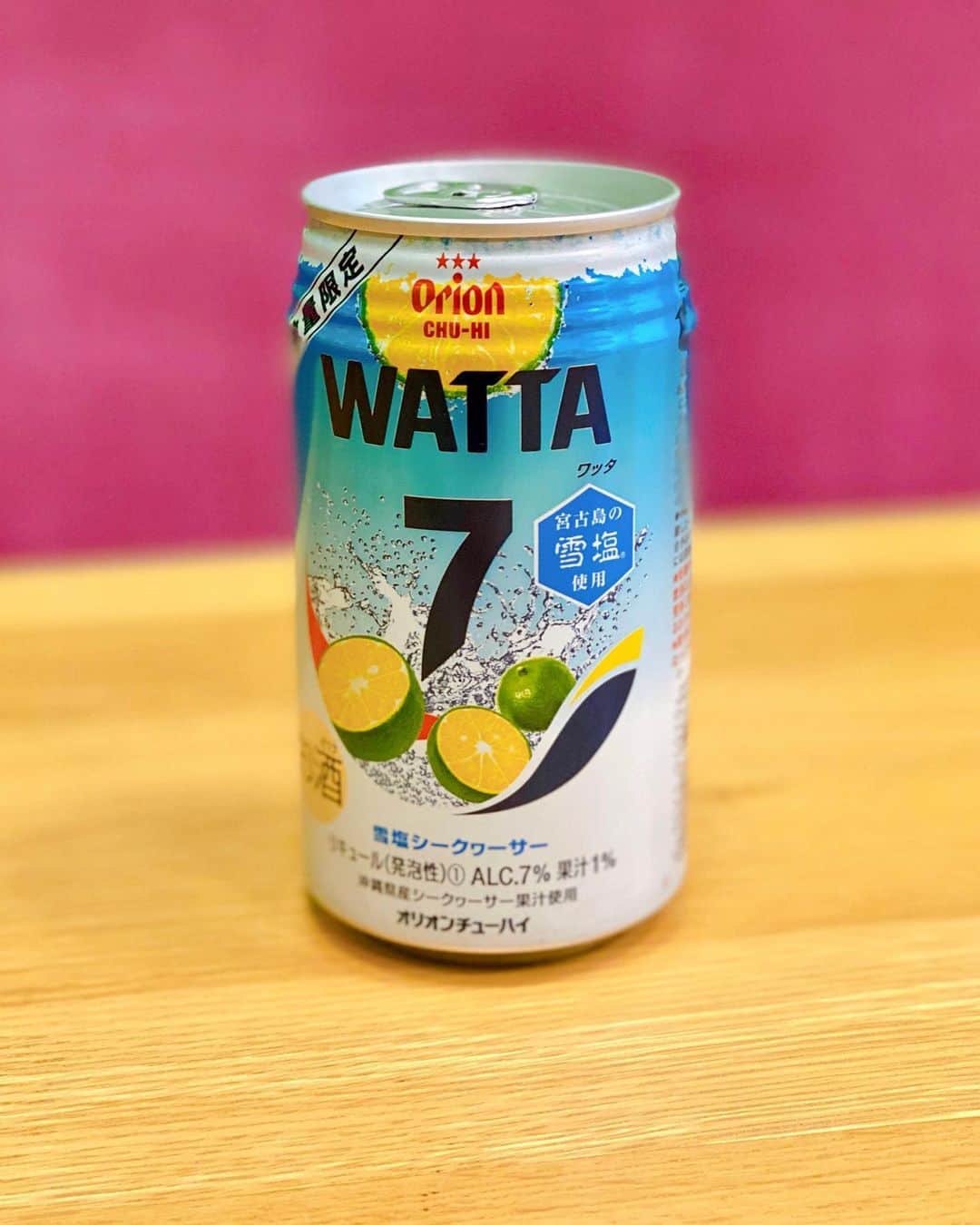 のインスタグラム：「パッケージデザインしましたオリオンWATTA 初のコラボ "WATTA × 雪塩" 「雪塩シークヮーサー」爽やかに美味しいです！﻿ 沖縄のみなさん、ぜひ！﻿ ﻿ #WATTA #WATTALabo #雪塩 #秋山具義デザイン」