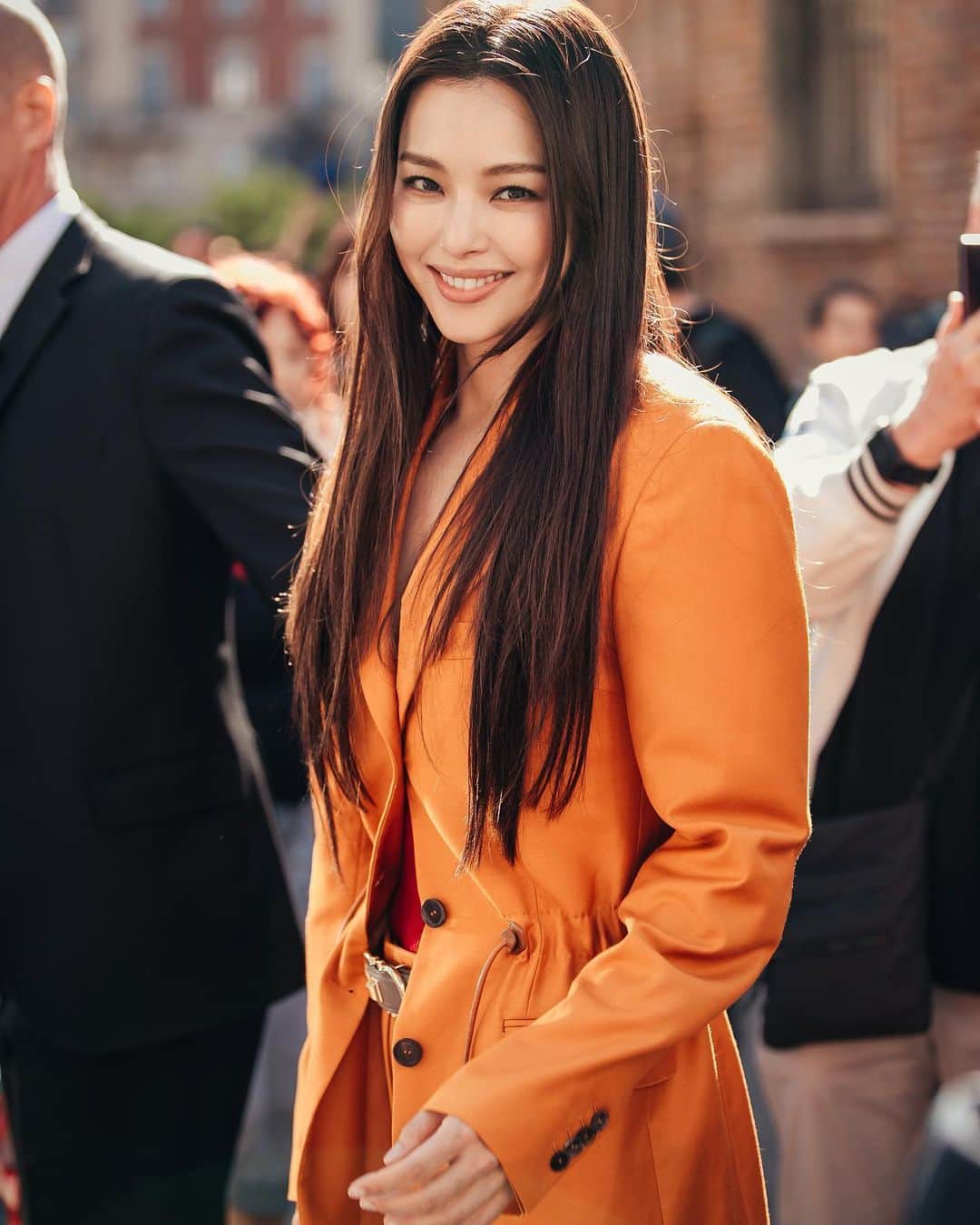 가로수길 , Seoulのインスタグラム：「MFW Street Fashion Style 📸📸 @jaylim1 🔥 웃으면 복이와요 밀라노편😆😆 smile smile . . #写真 #outfitideas #styleoftheday #ファッション #フォトグラファー #instafashion #파리 #東京 #서울패션위크 #sfw #오오티디 #nyc #koreafashion #패션그램 #womenswear #nyfw #데일리그램 #outfit #ootd #street #streetfashion #streetphoto #가로수길 #이태원 #사진 #스트릿패션 #모델 #wiwt #nyfw #pfw」