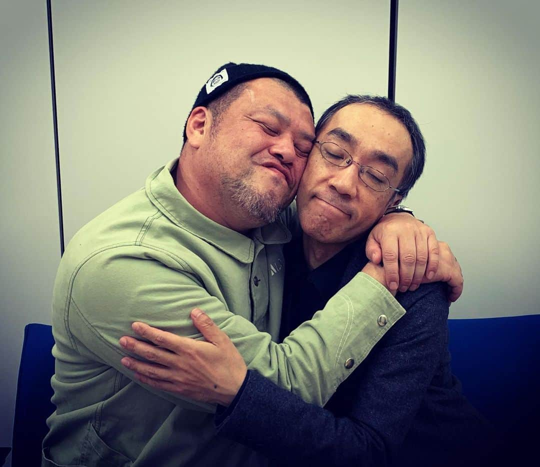 くっきー（川島邦裕）さんのインスタグラム写真 - (くっきー（川島邦裕）Instagram)「#人はどんどん離れてゆく #最近では若者のテレビ離れ #など言われている #禁煙もそう #タバコ離れ #ラジオを聴かなくなって #ギターを弾かない音楽ができ #人以外に恋する人が増えて #その時あたり前だったものから #人はどんどん離れていく #さてこれから人は #何から離れるのか #もしかして地球？ #それとも人であること？ #自分？ #僕は離れないんだよ❤︎ #ガッキーちゃんとニコイチくん #お肩ギュッギュッの #二の腕サスサス #そんな2人はバンドを組んでいます #ジェニーハイ #今日六本木ヒルズアリーナで #フリーライブ #来んじゃん❤︎」11月27日 12時51分 - nikuguso_taro