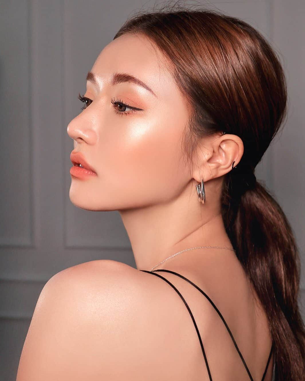 3CE Official Instagramさんのインスタグラム写真 - (3CE Official InstagramInstagram)「3CE GLOW BEAM HIGHLIGHTER #REAR_SIDE 신경 쓴 듯 아닌듯 꾸미고 싶은 연말 메이크업🎄 우아한 화이트 펄로 자연스럽게 터치 업 해주세요✨  #3CE #3CEGLOWBEAMHIGHLIGHTER」11月27日 12時52分 - 3ce_official