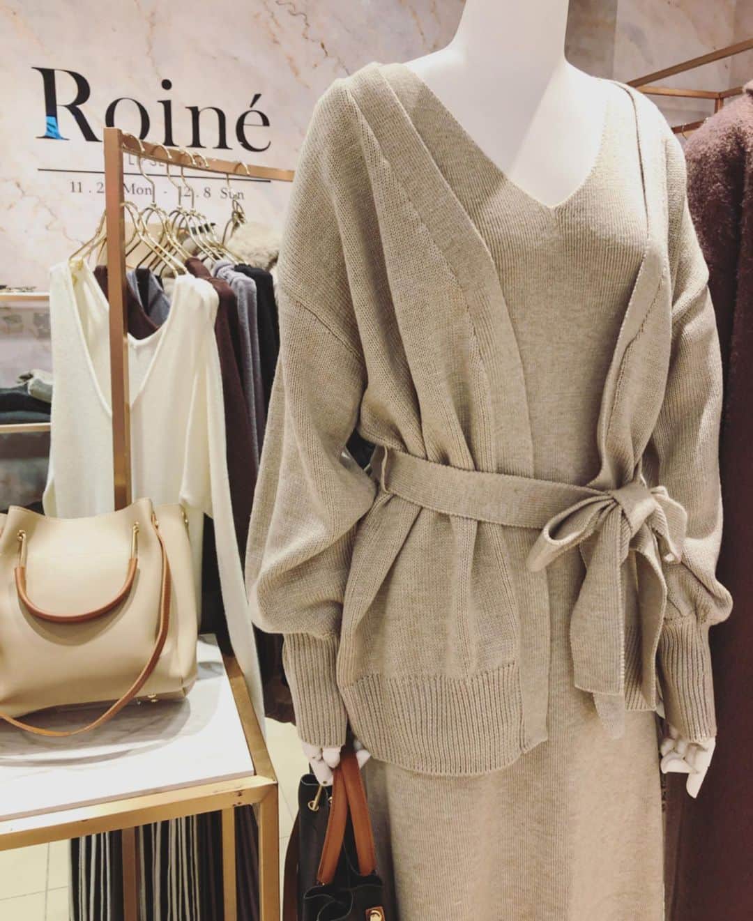 東條恭子さんのインスタグラム写真 - (東條恭子Instagram)「. Shopping at...💓💗 Roine by LIPSERVICE( @roine_official )が ルミネエスト新宿に期間限定オープン中🎶 大人可愛いお洋服がたくさんでっ♡ 本気モードのお買い物が始まりました(笑) 限定ショップは12月8日(日)まで💕 . . . #roine_official #chao_app #coordinate #fashion #japan #tokyo #tokyogirl #japanese #japanesegirl #elegant #ファッション #コーデ #綺麗めコーデ #きれいめコーデ #大人可愛いコーデ #大人可愛い #おしゃれさんと繋がりたい #エレガント #エレガントコーデ #ルミネエスト #ルミネエスト新宿 #期間限定 #期間限定ショップ #デートコーデ」11月27日 12時48分 - kyoko_tojo
