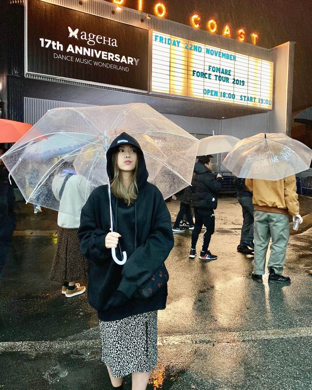 西村季里子のインスタグラム：「・ FOMAREのLIVE参戦🐆🖤 たまたま見つけたあの日から FOMAREの歌にハマって、初ライブ🤟🏻 My hair is Badが一番好きだけど、 どことなく似てるからさらに好き💘  やっぱりバンドっていいな〜〜 ドラム叩きたい…始めようかな、 3月のマイヘアのライブも行く！ 楽しみだ〜〜〜 最近はellegardenも毎日聞いてる💋 邦ロック最高🎸🎸🎸 #FOMARE#ライブ#live#邦ロック #新木場#新木場studiocoast #forcetour2019  #雨#寒すぎたわ#冬#切なみ#☂️ #myhairisbad #ellegarden#バンド #ドラム始めたい#何から始めれば #followｍe #follow」