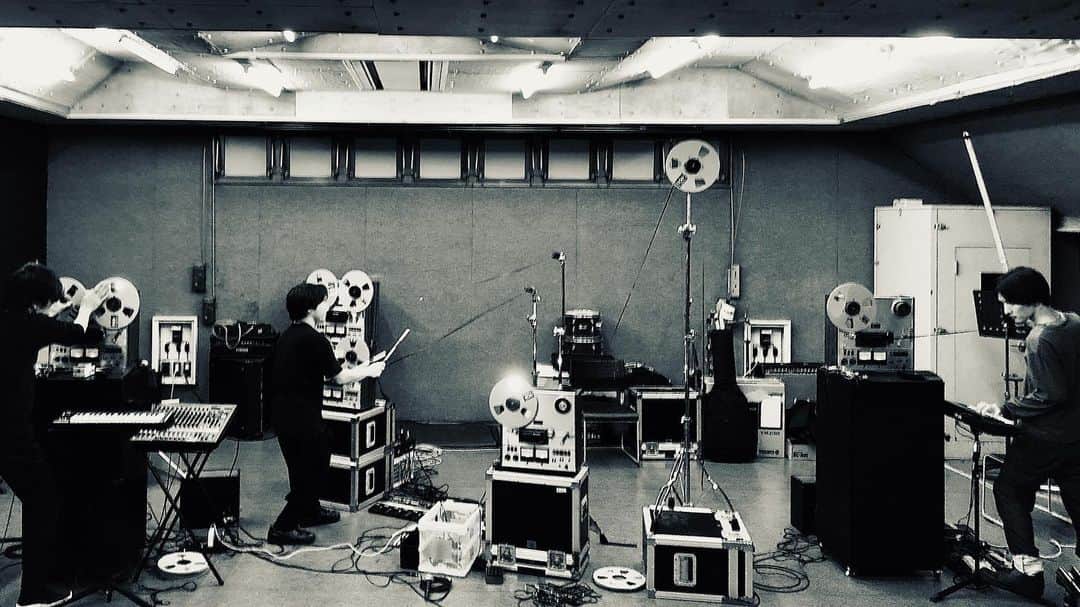 Open Reel Ensembleのインスタグラム：「✇_rehearsed_✇﻿ ﻿ ─﻿ ﻿ ✇_下稽古した_✇﻿ ﻿ ﻿ ﻿ #openreelensemble #eiwada #ずとまよ #潜潜ツアー #秋の味覚編 #reeltoreel #tape #magnetikpunk」