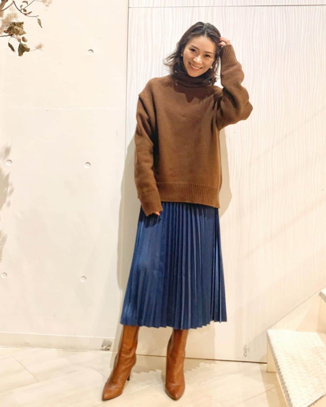 大日方久美子さんのインスタグラム写真 - (大日方久美子Instagram)「・ 昨晩の @plusoneavenue ライブ配信では途中画質が悪かったり、動画に時差が出てしまったりと上手くいかず… せっかく見てくださっていたのに申し訳ありませんでした。  @plusoneavenue では始めたばかりのライブ配信サービス。まだ4回目です。新しいことをスタートするということはトライ&エラーを繰り返すということ。  失敗から学ぶしかないので、これからもトライを続けて少しずつでも配信中にそのままショッピングができるサービスがお役に立てたら嬉しいです😊  ライブ配信はアーカイブとしていつでも観れるようになっているので @plusoneavenue のTopページURLからご覧ください。  写真は昨日ご紹介した @rism.life のプラワンアイテムのサテンプリーツスカート。  合わせたニットはどちらもプチプラですが、サテン素材が旬なスタイリングにしてくれました！  他にも透けない白のパンツやベージュカラーのカジュアルになり過ぎないダウンジャケットなどはライブ配信からぜひチェックしてみてください😊 ・ ・ 1枚目 Knit → @cookiechocolate_official  Skirt → @rism.life  Boots → @gallardagalante  2枚目 Knit → @zara Skirt → @rism.life  Boots → @gallardagalante ・ ・ #kumicloset  #kumijob #プラワンコーデ #パーソナルスタイリスト」11月27日 12時54分 - kumi511976