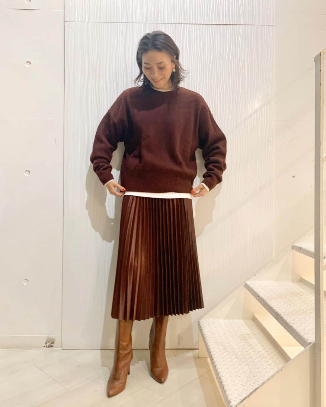 大日方久美子さんのインスタグラム写真 - (大日方久美子Instagram)「・ 昨晩の @plusoneavenue ライブ配信では途中画質が悪かったり、動画に時差が出てしまったりと上手くいかず… せっかく見てくださっていたのに申し訳ありませんでした。  @plusoneavenue では始めたばかりのライブ配信サービス。まだ4回目です。新しいことをスタートするということはトライ&エラーを繰り返すということ。  失敗から学ぶしかないので、これからもトライを続けて少しずつでも配信中にそのままショッピングができるサービスがお役に立てたら嬉しいです😊  ライブ配信はアーカイブとしていつでも観れるようになっているので @plusoneavenue のTopページURLからご覧ください。  写真は昨日ご紹介した @rism.life のプラワンアイテムのサテンプリーツスカート。  合わせたニットはどちらもプチプラですが、サテン素材が旬なスタイリングにしてくれました！  他にも透けない白のパンツやベージュカラーのカジュアルになり過ぎないダウンジャケットなどはライブ配信からぜひチェックしてみてください😊 ・ ・ 1枚目 Knit → @cookiechocolate_official  Skirt → @rism.life  Boots → @gallardagalante  2枚目 Knit → @zara Skirt → @rism.life  Boots → @gallardagalante ・ ・ #kumicloset  #kumijob #プラワンコーデ #パーソナルスタイリスト」11月27日 12時54分 - kumi511976