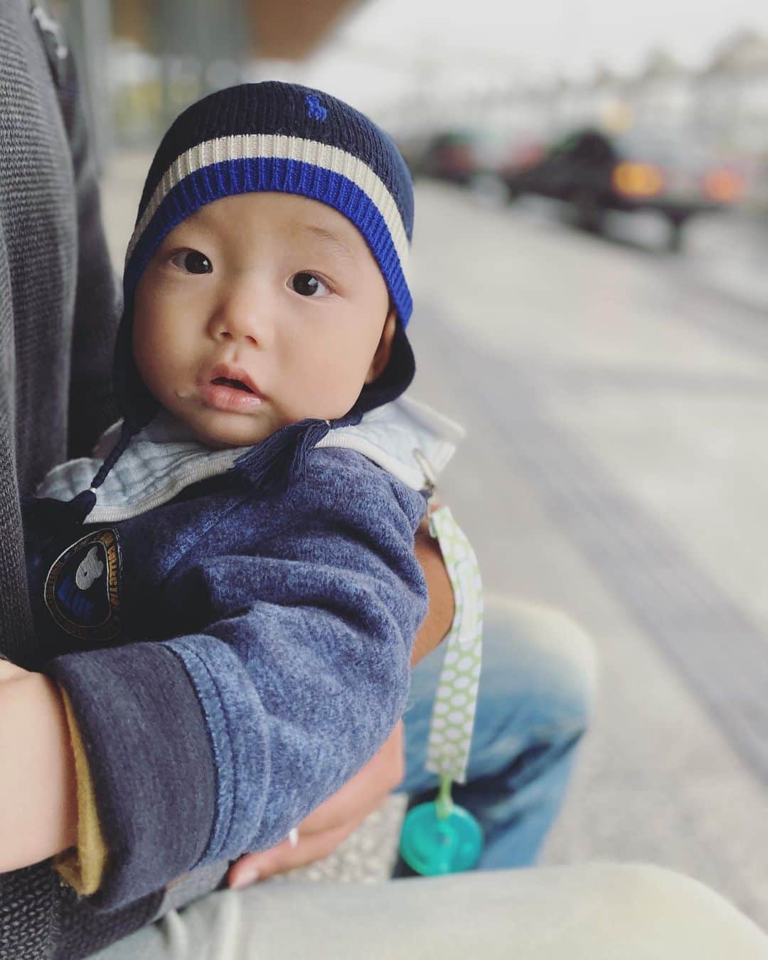 平山奈美のインスタグラム：「ＫＵＭＡＭＯＴＯ🧔🏿👶🏻🧑🏻 . 初めて家族3人での帰省🧸 .  2019.11.24~26 . #熊本 #阿蘇 #くまもっと #帰省  #家族 #冬 #ニット帽 #思い出 #子育て記録 #息子 #男の子ベビー #男の子ママ #男の子コーデ #男の子ママ #ママコーデ #母ちゃん #おハゲ #9カ月 #思い出 #育児日記 #赤ちゃんのいる暮らし #新米ママ」
