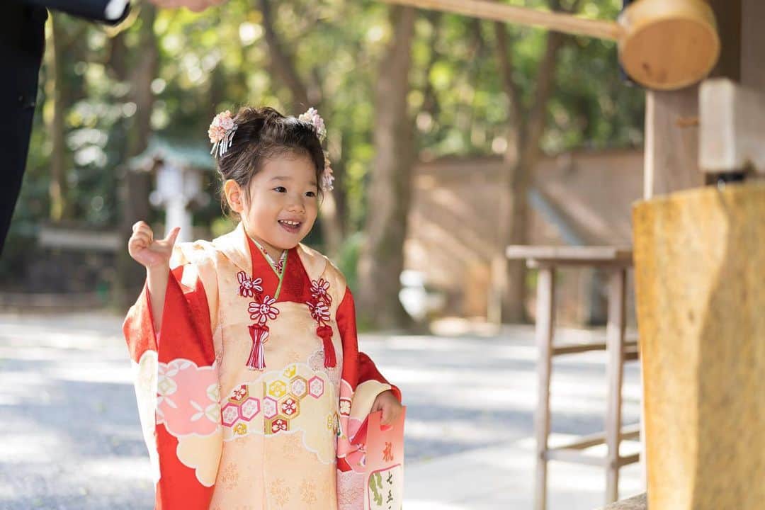 廣瀬規子のインスタグラム：「お嬢、無事に3歳になりました😊 ・ 今月は七五三もあり、、、 ワタクシ、本当に、、、 自分のキャパの狭さを思い知らされる日々を過ごしておりました🤭😵 ・ アップしたいお話も沢山。 これからバババンとアップしたいと思います😂🙇‍♀️ ・ 七五三は、思い出投稿😌 2日前まで私は洋服で行くつもりでしたが、一か八かで着付けとヘアの連絡してみたら娘と一緒にして頂けるとの事、ラッキー！で、折角なので気合いを入れてお着物で✨ ・ 当日、私のヘアを待っている間に、先に着付けとヘアを済ませていた娘が🤮という 大事件が勃発しましたが、 奇跡的に着物にはかからず、着付けをしなおしてもらい、いざ出発❣️ ・ 娘は、お着物が相当嬉しかったらしく、お食事も着物でしっかり食べれました😊 ・ 3歳、、、感慨深いです。 これからも、ただ、ただ、 健やかに😌 ・ ・ #3歳 #七五三 #行きはタクシーで1番近い門のところまで #帰りは歩いて帰るという #帰りのその道のりたるや #娘は途中で寝てしまい #パパ抱っこ😵 #パパお疲れ様でした #帰りの事まで考えてなかったね #荷物や娘重たい #着物慣れてない #お互い全然余裕ないから #プチ喧嘩勃発😫😰 #まぁ何にもハプニングなく終わる方が奇跡 #🤮と帰り道がちと辛かったくらい #朝飯前ですってよ😎✨😅 #みんなみんなよく頑張りました」