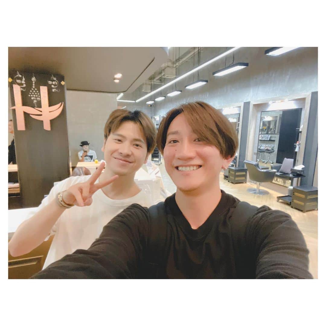 前原穂高のインスタグラム：「🇫🇷パリのヘアショーで友達になったタイを代表する美容師の @gonghivesalon24 のお店に遊びに行ってきたよ😍 めちゃめちゃイケてるお店で、隣にカフェも隣接。 夜はルーフトップバーに連れて行ってもらってタイ🇹🇭の美容室💈事情をたっぷり教えてもらったよ👍 パリでのお仕事で世界中にステキな仲間ができて こうやって会いに行けるなんて感動✨️ 世界は広い。 ㅤㅤㅤ @gonghivesalon24  @hodaka  @napla_official  #ヘア #ヘアアレンジ #ヘアスタイル #ヘアメイク #ヘアセット #アレンジ #スタイリング #ほだかっと #ほだからー #ヘアサロン #サロン #美容室 #hair #hairstyle #haircolor @vvvvvvioletttttt @vvvvvviolet_nagoya #美容室violet」