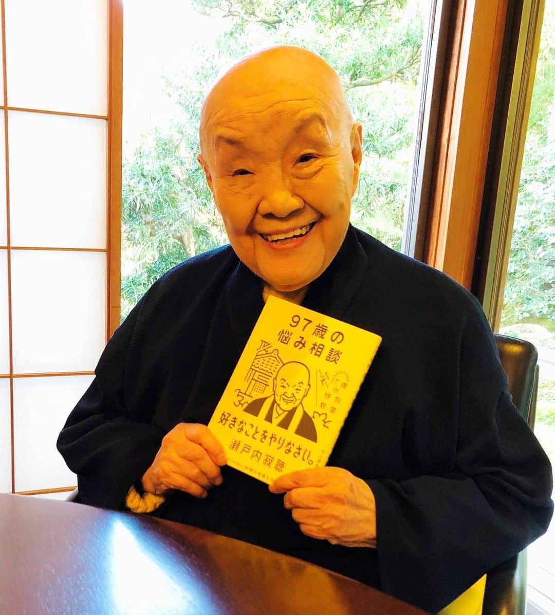 瀬戸内寂聴さんのインスタグラム写真 - (瀬戸内寂聴Instagram)「『97歳の悩み相談』 10代の若者たちへの特別法話を本にまとめました😊 たくさんの質問に答えています！ 若い人には未来がある☀️ 紙芝居式のYouTubeの動画もご覧ください🍁 検索　#瀬戸内寂聴　#17歳の特別教室　#97歳の特別相談  #インスタ51回目 #瀬戸内寂聴 #97歳の悩み相談」11月27日 13時19分 - jakucho_setouchi