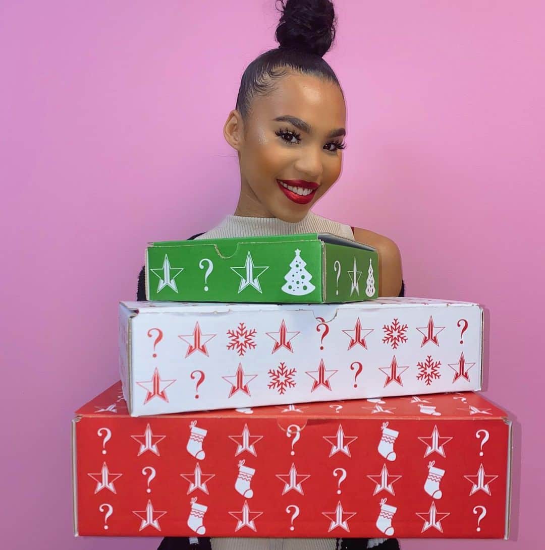 Jeffree Star Cosmeticsさんのインスタグラム写真 - (Jeffree Star CosmeticsInstagram)「GET READY for our #BlackFriday Mystery Boxes!! 💚 Launching Thanksgiving Day at NOON PST / 3PM EST time! 🎅🏼 THREE boxes, all with one or more exclusive items.. Including new makeup that will ONLY be made for this release and never made again! 😱 OH, did we also mention there’s FREE U.S SHIPPING?! 🔥 11.28.19 🔥 #jeffreestarcosmetics #mysterybox」11月27日 13時16分 - jeffreestarcosmetics