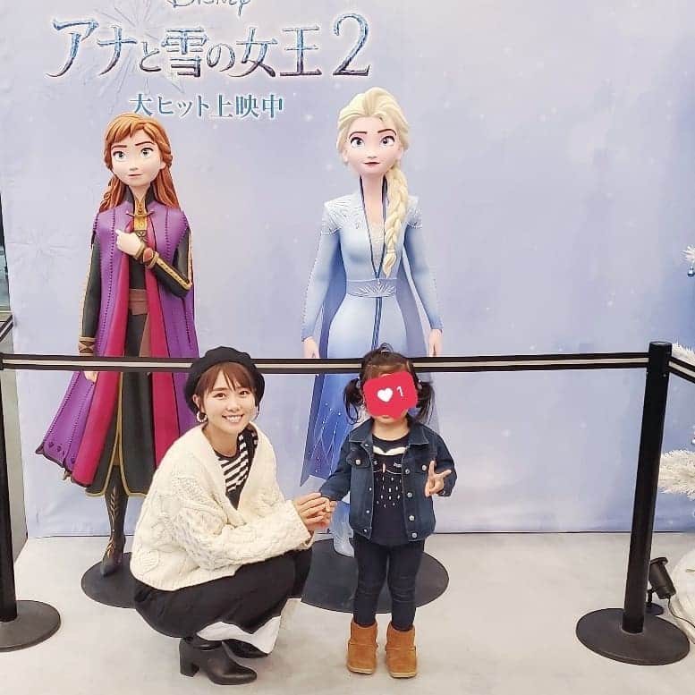 のインスタグラム：「. 先日義母が自宅へ来てくれたので そのタイミングで息子をお願いして娘と主人と３人でアナ雪2！ 娘はパパと観に行く約束していて待ちわびていたので行けてよかった！ なかなか娘が一人でママパパ独占できることもないので、娘にとってはいい時間が過ごせたかもしれません😌わからないけど、そうであってほしい！ 集中して観たいシーンで『おしっこー！』って言われて観れなかったシーンあったから早くDVD出てほしいな(笑) そして今日は息子の一歳の誕生日！ 義実家でみんなで御祝いするぞー！🎂 . #アナ雪2　#アナと雪の女王2 #映画館　#息子　#誕生日　#おめでとう　#happybirthday 　#一歳　#birthdayboy」