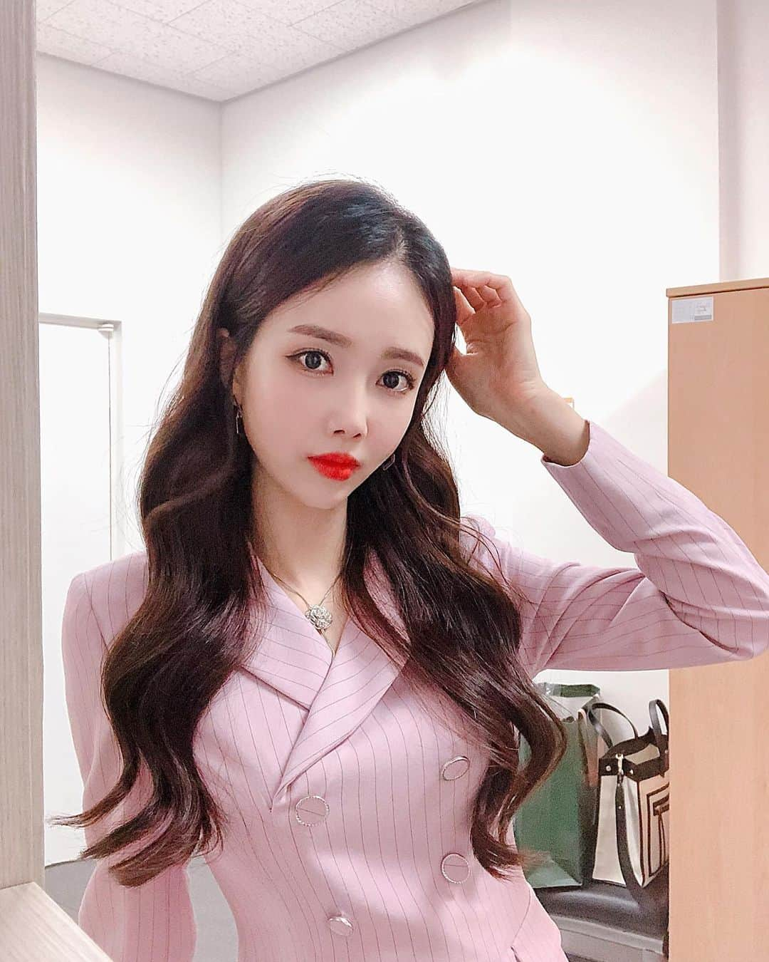 リンジさんのインスタグラム写真 - (リンジInstagram)「#하루에도몇번씩#감사하기#pinksuit」11月27日 13時19分 - linzy_minji