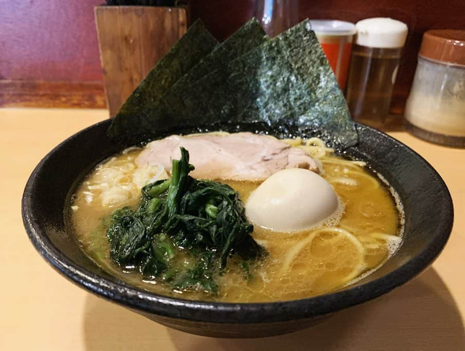 SUSURUさんのインスタグラム写真 - (SUSURUInstagram)「駒沢大学の家系ラーメン！ 無料ライスのサービスに加え、ラーメンは680円という安さ。今時ありがたい価格設定です💰 スープは鶏油多めなまったり醤油豚骨味。 いい雰囲気の街家系ラーメンでした🍥 #susuru_tv #1458日目 #家丸 #駒沢大学 #東京 #味玉らーめん #無料ライス #うまい  #ラーメン #らーめん #ramen #ラーメン部 #ramennoodles #毎日ラーメン生活 #麺スタグラム #japaneseramen #japanramen #foodstagram #foodie #noodles #instanoodle #instaramen #instafood #susururecommended #家系ラーメン #東京ラーメン」11月27日 13時22分 - susuru_tv