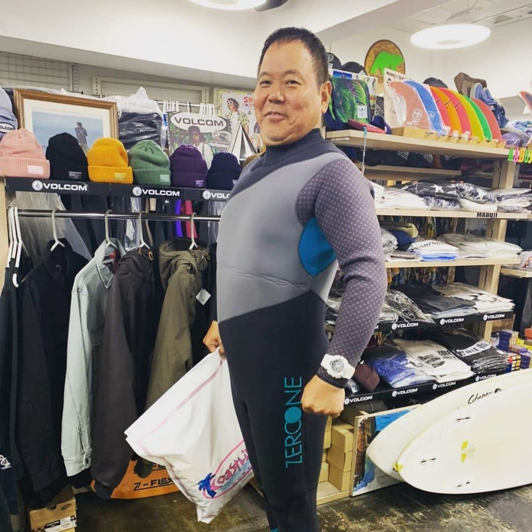 ほんこんさんのインスタグラム写真 - (ほんこんInstagram)「朝からサーフィン🏄‍♂️してました。 サイズセット腹 早めのダンパー 風オフ 寒いが海水温い #zeroonewetsuits  #鵠沼海岸サーフィン  #ロングボードサーフィン #ロングボード #サーフィン #コーストライン #海蔵kaizou  #海蔵 #冨くら #ほんこん」11月27日 13時24分 - hongkong2015_4_9