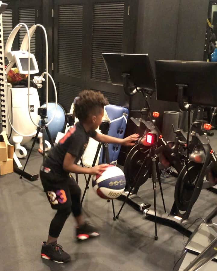 ラッセル・ウィルソンのインスタグラム：「Got Precision Already! Late Night Training with the fellas! Dribble & Reach drill. 🏀🎯 @DeckerDavis_fit @Ciara」