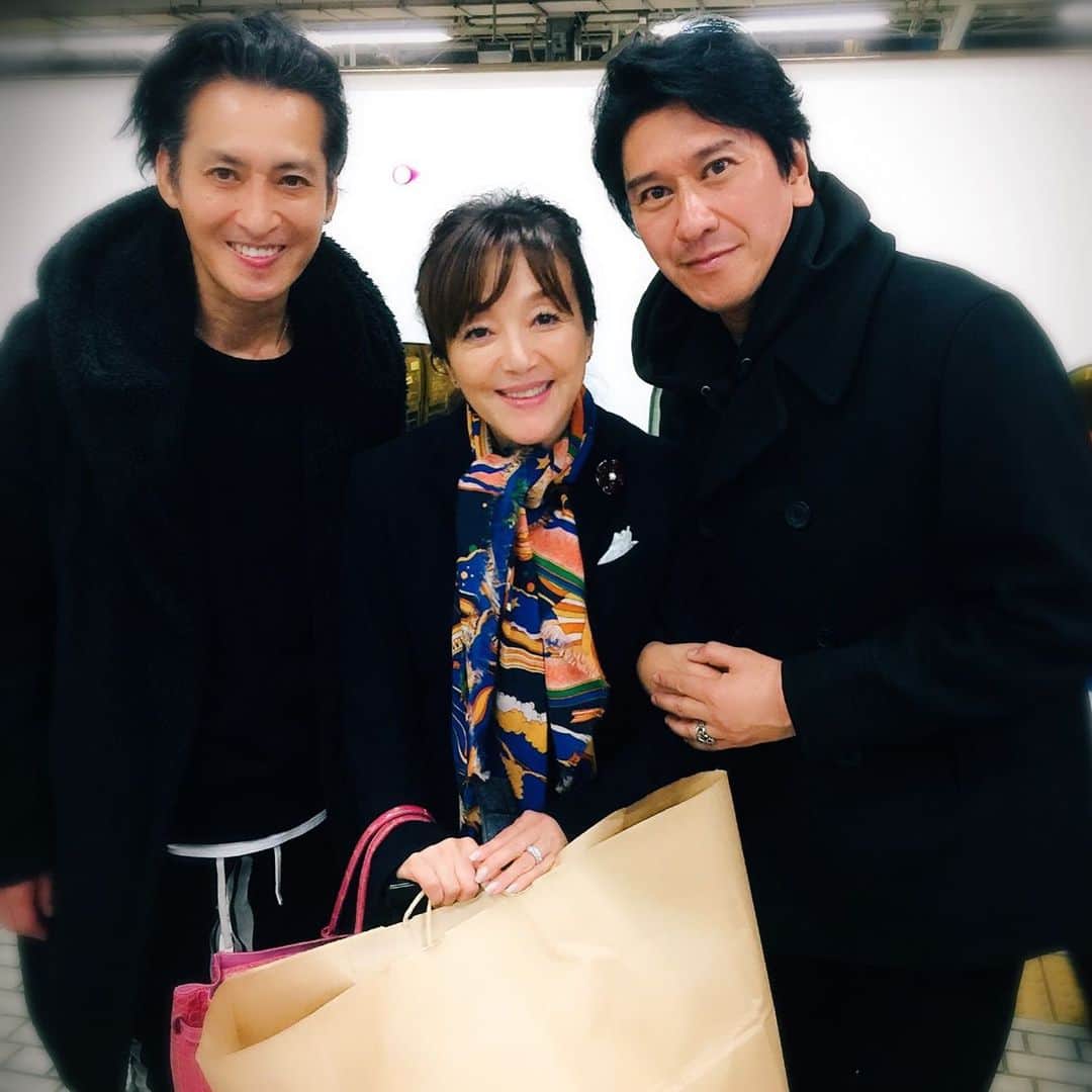 川崎麻世さんのインスタグラム写真 - (川崎麻世Instagram)「岩崎宏美さんと名古屋駅でばったり😊 高校の先輩だが、ミュージカル『レミゼラブル』でご一緒させて頂いた。 樹生とスリーショット👍」11月27日 13時35分 - mayokawasaki