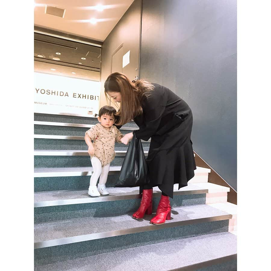 板橋よしえさんのインスタグラム写真 - (板橋よしえInstagram)「このあいだ @yucali_halcali ちゃん&👶と #吉田ユニ 展 #dialog  へ💄 ユニちゃんはピュアで真っ直ぐな少女のようなパワーを持っていて 、子供の感性のまま大人になったみたいなひと🥰 . お茶しに行ったカフェでも、おしぼりやペーパーナプキンでリボンのカチューシャやブラジャーをさっと作ったり、ストローをくるくるっとさせてピロピロ笛を吹いたり、終始いろいろなアイディアで👶を楽しませていました☺️✨」11月27日 13時35分 - candy_yoshie