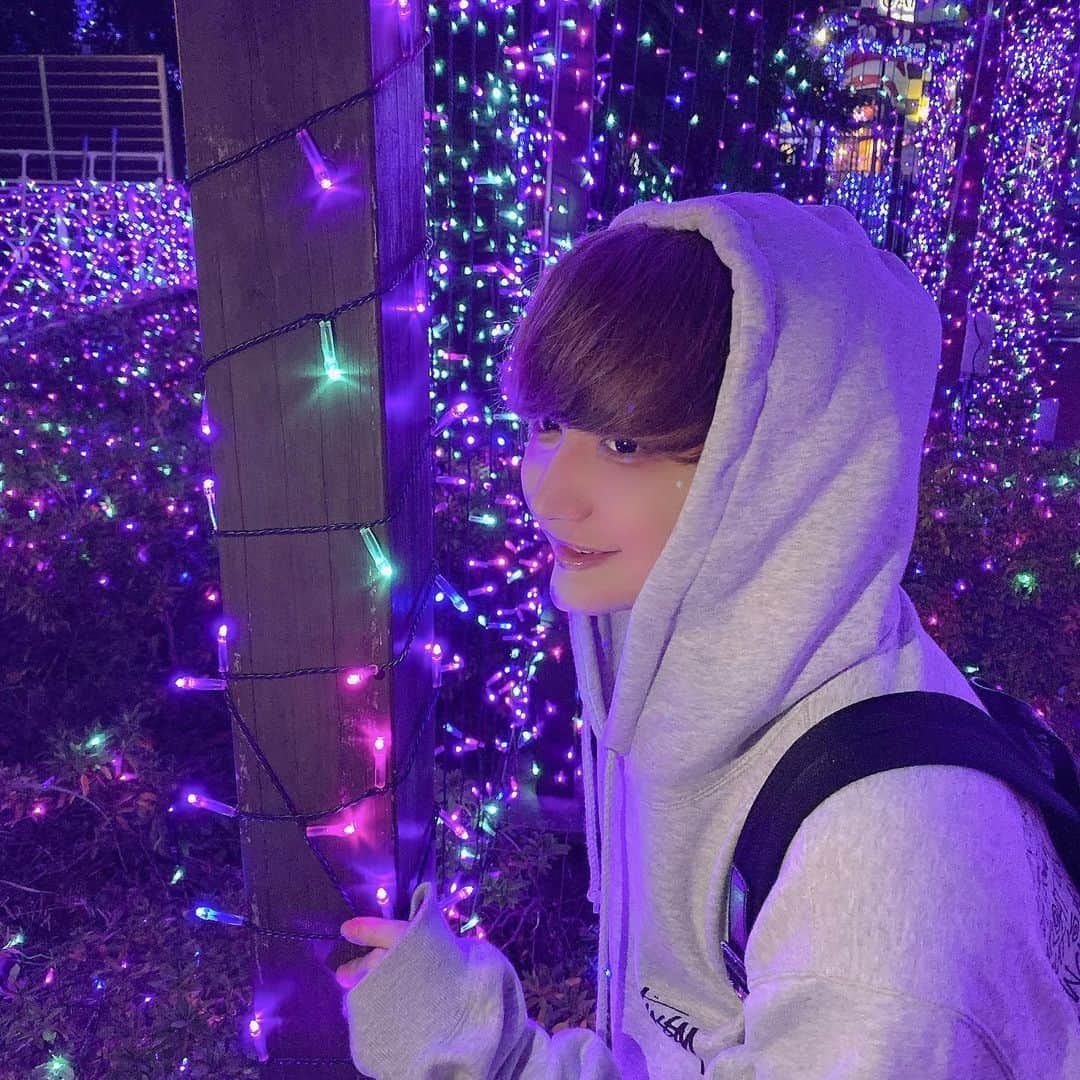 やっぴさんのインスタグラム写真 - (やっぴInstagram)「えみりんとよみうりランドの イルミネーションみてきた🥺 . 10周年記念でリニューアルされて 過去最大の電球数で迫力凄かった！ . 12のエリアがあるからずっと楽し めるし、イルミネーションされた 噴水ショーアイススケートもあったよ〜🥰🥰🥰 . 音とダンスに合わせてイルミネーションが点灯する イベントは想像より綺麗でびっくりした！！！ . 詳しくは調べてみてね！ 【@yomiuriland】 . 新宿から電車で25分で着くから 意外と近いからあっとゆうまにつくで🌟 . いつか恋人と行きたいなあ〜、、、 . . . #よみうりランド #ジュエルミネーション #よみらん #イルミネーション #イルミネーション2019」11月27日 13時30分 - 1016kn
