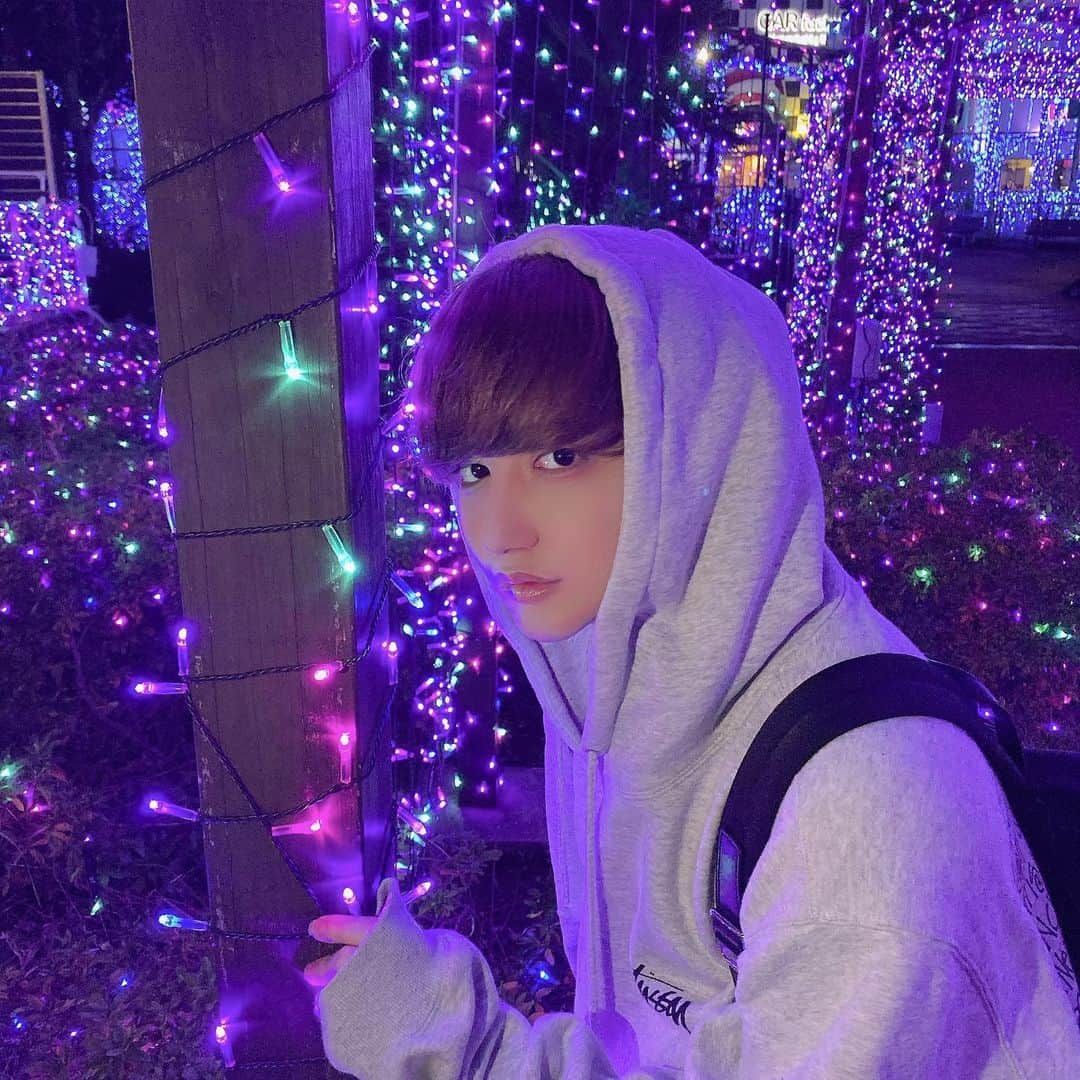 やっぴさんのインスタグラム写真 - (やっぴInstagram)「えみりんとよみうりランドの イルミネーションみてきた🥺 . 10周年記念でリニューアルされて 過去最大の電球数で迫力凄かった！ . 12のエリアがあるからずっと楽し めるし、イルミネーションされた 噴水ショーアイススケートもあったよ〜🥰🥰🥰 . 音とダンスに合わせてイルミネーションが点灯する イベントは想像より綺麗でびっくりした！！！ . 詳しくは調べてみてね！ 【@yomiuriland】 . 新宿から電車で25分で着くから 意外と近いからあっとゆうまにつくで🌟 . いつか恋人と行きたいなあ〜、、、 . . . #よみうりランド #ジュエルミネーション #よみらん #イルミネーション #イルミネーション2019」11月27日 13時30分 - 1016kn