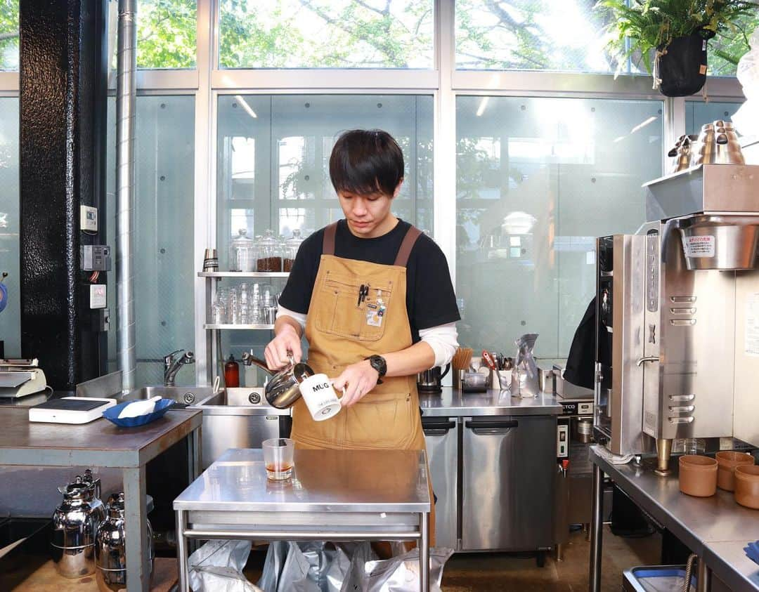 石井輝明さんのインスタグラム写真 - (石井輝明Instagram)「水曜日カフェYouTubeの日。 今回は「ROAST WORKS」さんにお世話になりました。 色んなカフェを知るきっかけになっていただけたら、それ即ち助かります。  #roastworks #cafe #coffee #カフェ #東京カフェ #富ヶ谷カフェ #カフェ芸人 #cafetube #こないだライブで一緒になったRGさんが見てるよって声かけてくれた #おもしろいなって #色んな人が声をかけてくれる #助かります #毎週よろしくお願いします」11月27日 13時31分 - comandanteishii