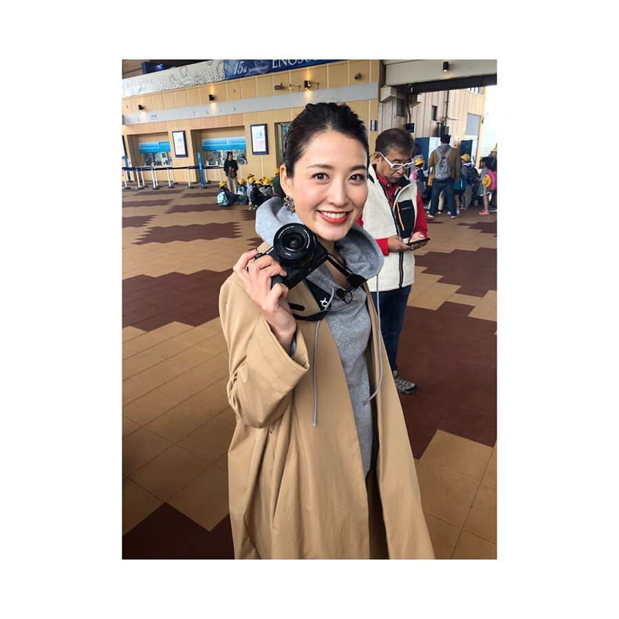 小熊美香さんのインスタグラム写真 - (小熊美香Instagram)「＊ カメラのキタムラさんの カメラのキタムラチャンネルにて 「撮影対決、五番勝負！第二弾」 第一話が配信されています😊 ＊ ＊ 第一弾は、 SONYのa7iiiというカメラの 動物瞳オートフォーカス機能を使った 撮影対決でしたが、  今回は新江ノ島水族館で… ＊ ＊ ☆iPhone11pro ☆キヤノンEOS R ☆パナソニックLUMIX G9 ☆Osmo pocket ☆ドローン  の5機種を使った撮影対決😊📸 ＊ ＊ それぞれの機種の特徴を生かし 初心者でも簡単に、 綺麗に撮影するコツが 面白く紹介されています✨ ＊ ＊ YouTube、 プロフィール欄のURLからも ご覧頂けますので、 お時間がある方は チェックして頂けたら嬉しいです☺️✨ ＊ ＊ #カメラのキタムラ #カメラのキタムラチャンネル #カメラ初心者 #カメラ好き☺️ #キタムラ社員の山本さん #カメラマンの坂井田さん #安定感ありすぎのお2人と #それはそれは楽しいロケでした😚📸」11月27日 13時32分 - ogumamika