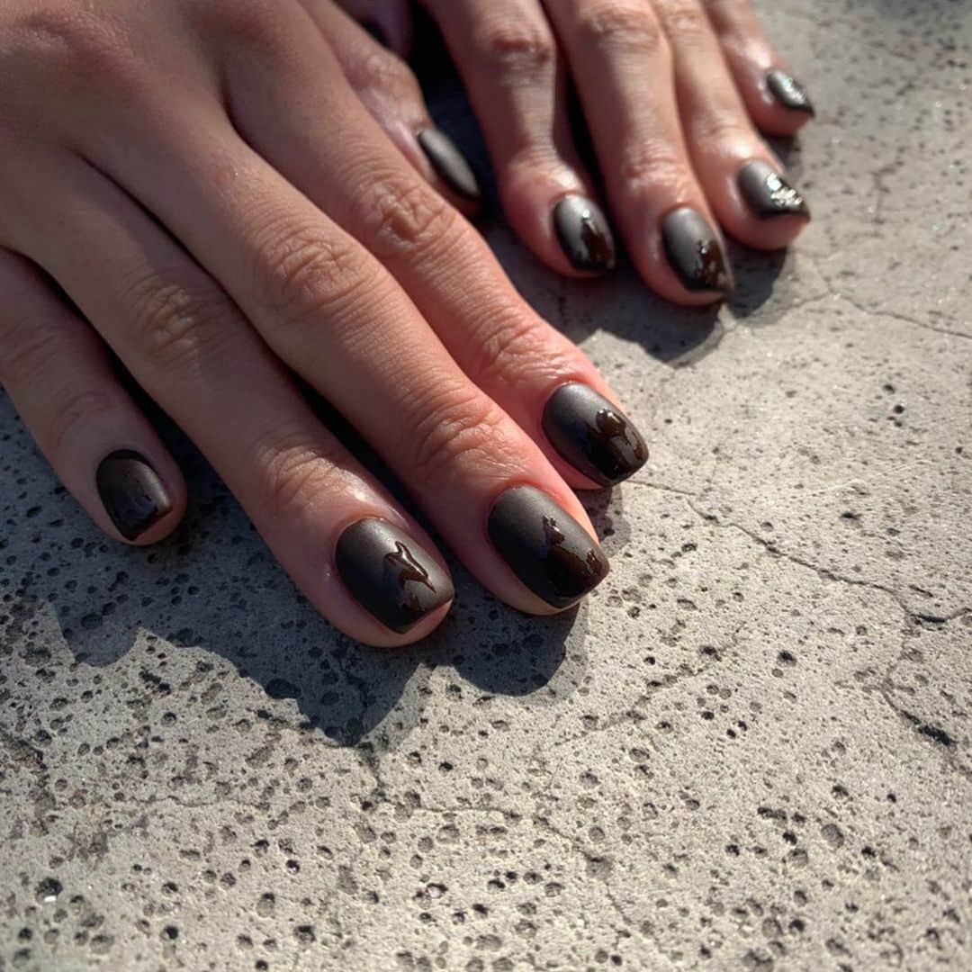 新原愛加のインスタグラム：「. new nail❤︎❤︎❤︎ . ダークチョコレートが少し溶けたようなデザイン🍫 しゅうちゃんがおしゃれなネイルにしてくれました‼︎ いつもありがとうございます❤︎ . @shu99 @function_nails」