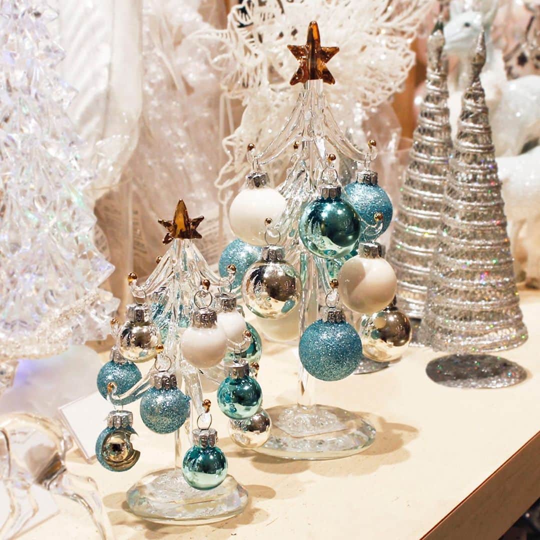 天王寺ミオさんのインスタグラム写真 - (天王寺ミオInstagram)「クリスマスプレゼントやお部屋の飾り付けにおすすめの商品をご紹介♪♪ . クリアやホワイト、アイスブルーの優しく落ち着いたクリスマスギフト。 さりげなく大人でシックなクリスマスの演出に、贈り物に、おすすめのアイテムです！ 年に1度のクリスマス。 家族や友達、大切な人とすてきな時間をお過ごしください♪ . 商品の詳細は店舗へお問い合わせください。 ーーーーーーーーーーーーーーー 天王寺ミオ プラザ館3F ロフト TEL：06-6776-0621 ーーーーーーーーーーーーーーー #ロフト #loft #天王寺ミオ #tennojimio #天王寺mio #텐노지미오 #関西 #간사이 #osaka #오사카 #大阪 #tennoji #텐노지 #天王寺 #あべの #クリスマスツリー #xmasツリー #xmastree #クリスマス飾り #クリスマス飾り付け #クリスマス雑貨 #スノードーム #snowdome #クリスマスインテリア #クリスマスプレゼント #クリスマスギフト #xmasプレゼント #christmaspresent #xmaspresent」11月27日 13時35分 - tennojimio_official