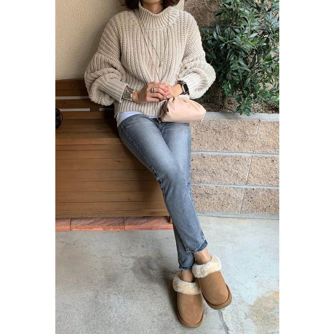 liiiiche23のインスタグラム：「・ ・ 先週末の👖 もうすぐ12月やと言うのに まだコート無しという暖かさ🧶 グレージュな感じが気分🐭♡ ・ ・ #fashion #outfit #ootd #outfitoftheday #dailylook #dailylook_japan #dailylook_jp #instafashion #instagood #coordinate #code #handm #エイチアンドエム #チャンキーニット #upperhights #denim #アッパーハイツ #ugg #uggshoes #uggaustralia #アグ #bottegaveneta #newbottega #daniellee #ボッテガ #ボッテガヴェネタ #tiffany #tiffanyandco」