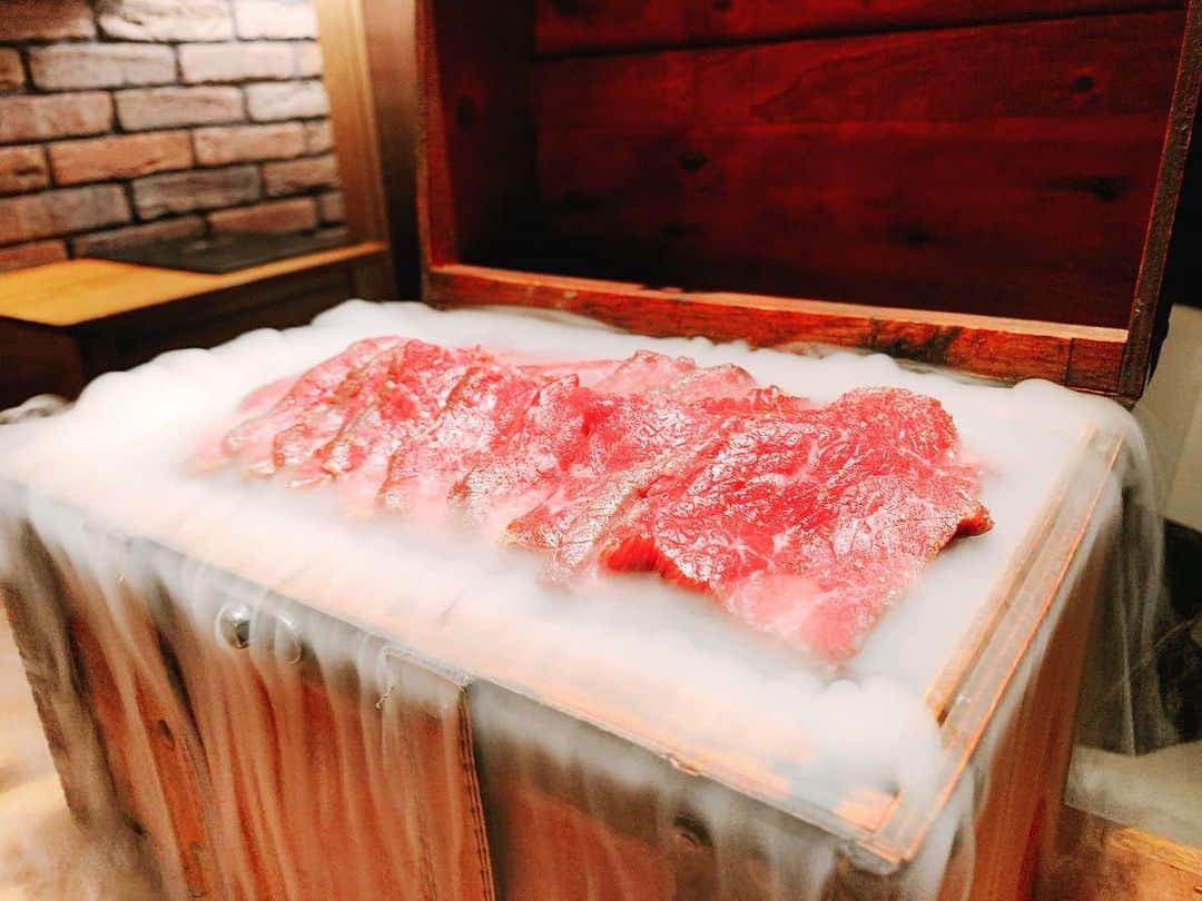 山下まみさんのインスタグラム写真 - (山下まみInstagram)「熟成肉の焼肉屋さん☺️ 1枚目はいろーんな石の中に一つだけ和牛のカツが混ざってて、フォークでカツカツ当てながら探しました笑  他のお料理も開ける、魅せる、味わうワクワクなお料理たちでした☺️ #yakinikufutago37w17thst #foodstagram #新橋」11月27日 13時45分 - mamimifood