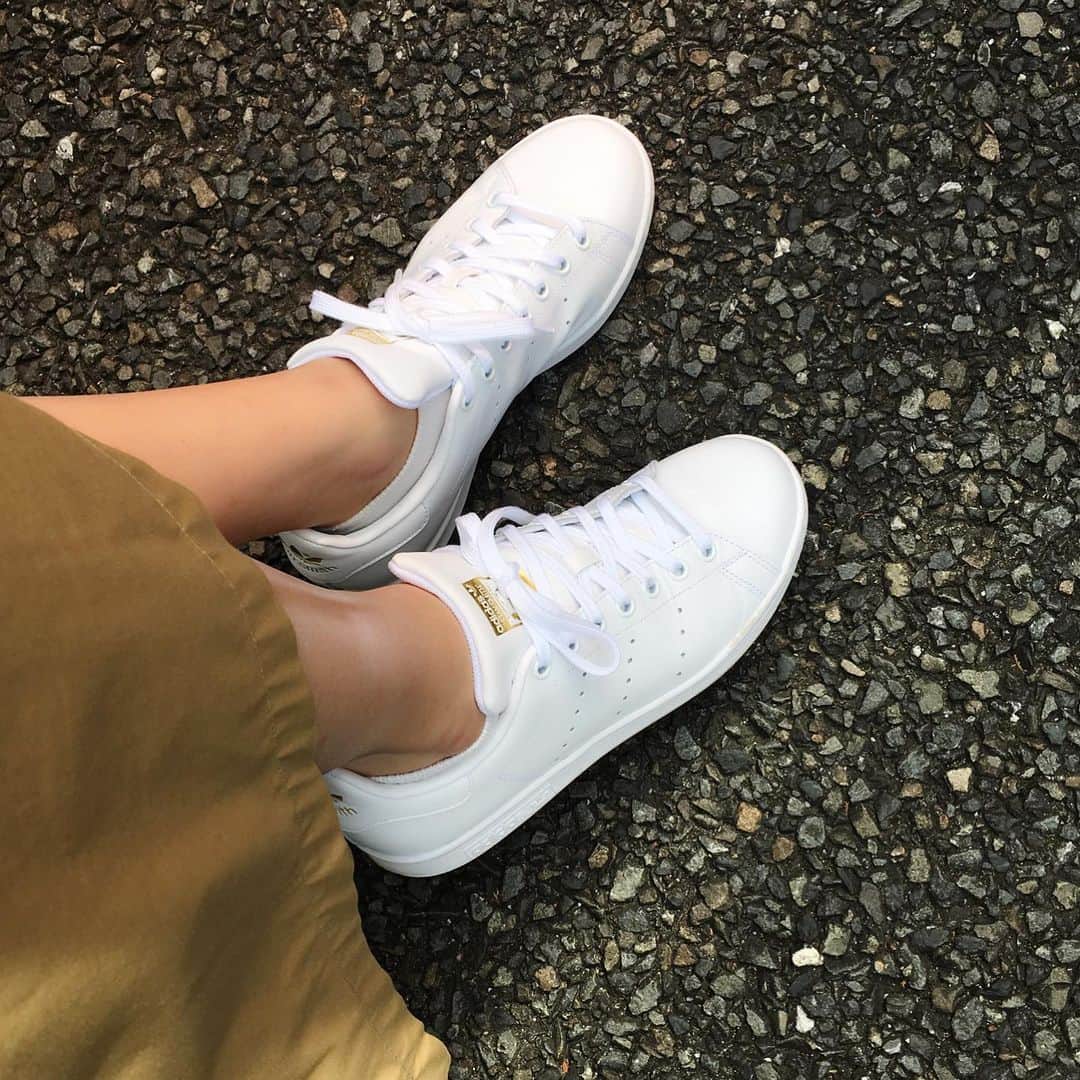 蒲生麻由のインスタグラム：「スニーカーらぶ💕 愛用していたコンバースを履き潰してしまったので、新しく2足購入👟  #もうスニーカーしか履けない  #スニーカー女子  #すたんすみす #アディダススニーカー #ナイキスニーカー #軽くて最高 #mamalife #2人育児奮闘中」