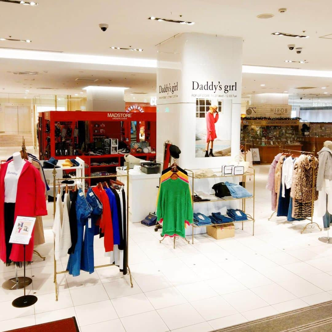 名古屋パルコさんのインスタグラム写真 - (名古屋パルコInstagram)「【LIMITED SHOP】Daddy`s girl POP UP SHOPが西館1Fにオープン！﻿ ﻿ 「いくつになっても“女の子”を楽しむために」をコンセプトに、海外・国内ブランド問わず、ディレクターのアンテナに響いたアイテムをセレクトしている注目のオンラインショップ、Daddy’s girl💗﻿ ﻿ 大人なリッチカジュアルを演出する服や小物が並び、さらにはオリジナルアイテムも展開！﻿ ﻿ . .﻿ 期間：11/27（水）〜12/3（火）﻿ 場所：西館１F　特設会場 . . #カジュアルファッション #ビーチリゾート #rollas #lackofcolor #ママファッション #大人カジュアル #daddysgirl #限定商品 #名古屋パルコ #名古屋PARCO #nagoyaparco #名古屋 #nagoya #栄 #矢場町」11月27日 13時54分 - parco_nagoya_official