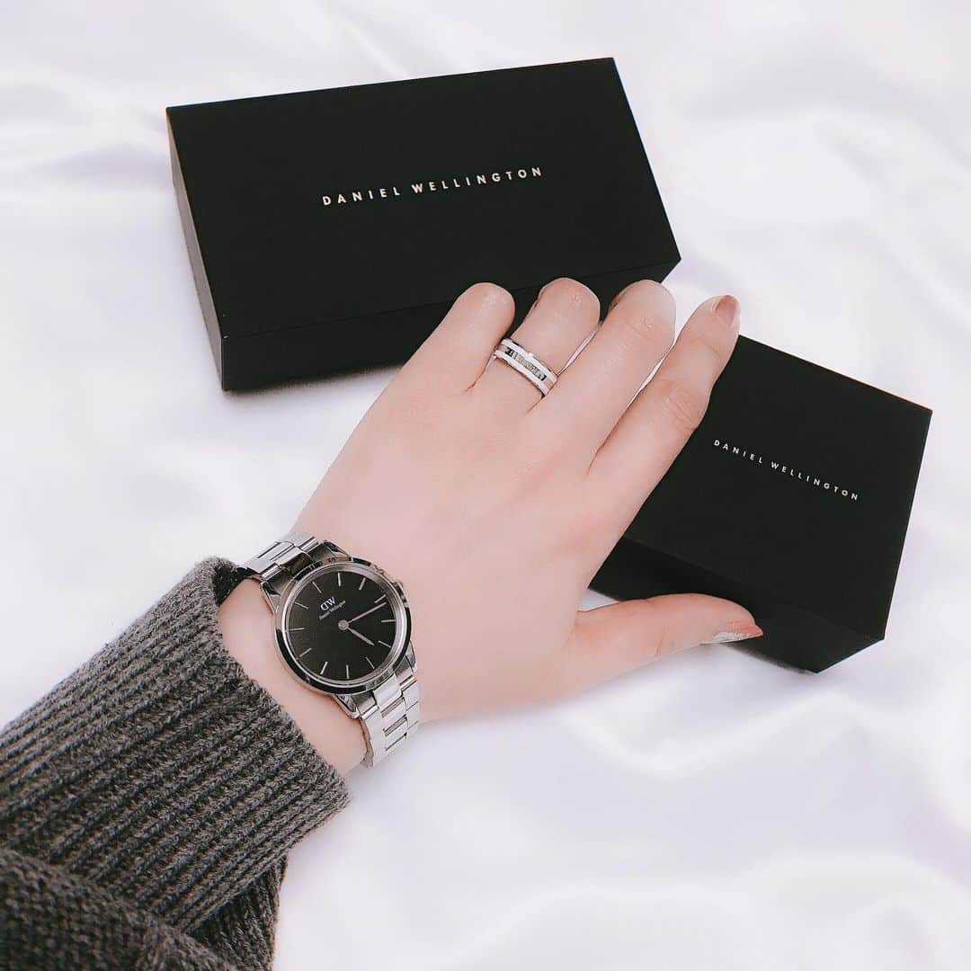 のインスタグラム：「ダニエルウェリントンが、2019年最大のブラックフライデー期間限定大セール中です🥳⌚️✨﻿ ﻿ 今回は、新しくIconic Link シリーズの32mmシルバーの黒盤と、セットでシルバーリングもゲット💘﻿ このセットめちゃくちゃカッコいいんですけど😍﻿ どんなファッションにも合いそうで超お気に入りです✨﻿ ﻿ セール中はなんと、﻿ ①腕時計とアクセサリーまたはストラップの購入で30%OFF﻿ ②数量限定、一部の商品が最大50%OFF﻿ ③15%OFFクーポンコード併用可能、ギフトラッピング無料🎉﻿ ﻿ 更に❣️こちらを使うと15％OFFになります👌﻿ クーポンコードこちら→ 【amoko】﻿ ﻿ めちゃくちゃ安くなるので、公式HPからぜひオーダーしてね🎁🎄﻿ プレゼント用のギフトケースとかも高級感あってテンションあがりますよ✨﻿ @danielwellington  www.danielwellington.com/jpから👌 ﻿ #ダニエルウェリントン #danielwellington #pr ﻿ #🎄 #🎁 #クリスマスプレゼント  #腕時計 #⌚️﻿ #ブラックフライデー  #クーポンコード ﻿ #手元くら部 ﻿」