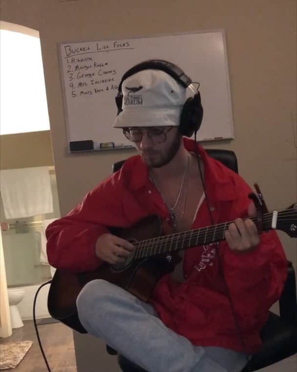 ジャック・ジョンソンのインスタグラム：「Mid-November brought us close that scorpion sun ☀️🎶」