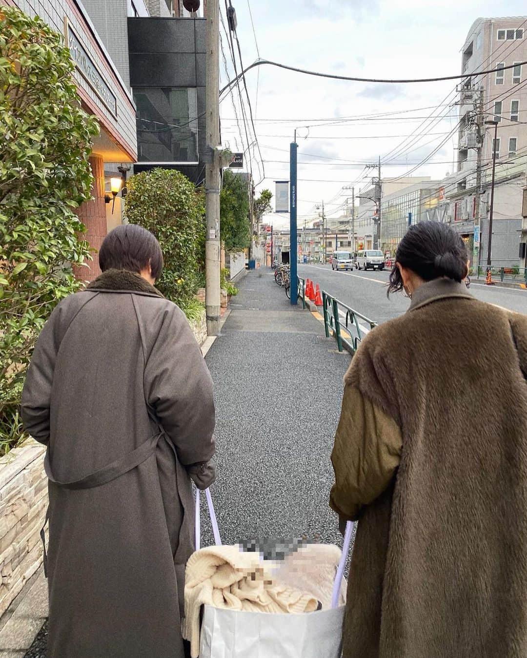 松本恵奈さんのインスタグラム写真 - (松本恵奈Instagram)「今日もお揃いのリバーシブルミリタリーロングコート。私は表面が好きなんだけど、ゆりなは裏面を表に着る方が好きみたい◎みんなどっち派？？ リバーシブルって本当にお得感あっていいよね◎笑 発売中なので是非、checkしてみてね！#clane #お揃い #coat #発売中」11月27日 13時58分 - ena1123